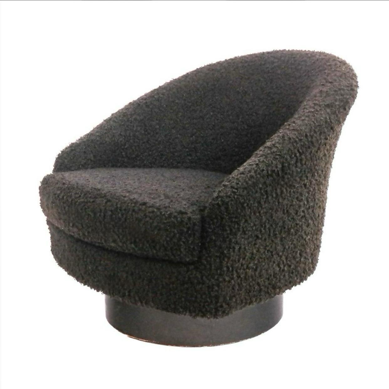 Métal Paire de chaises baril pivotantes en fausse peau de mouton noire d'après Milo Baughman en vente
