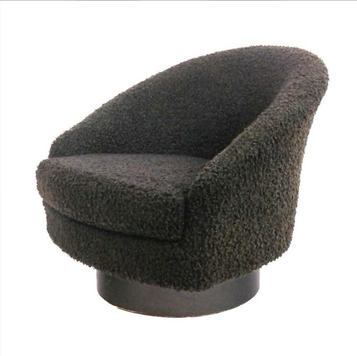 Paire de chaises baril pivotantes en fausse peau de mouton noire d'après Milo Baughman en vente 1