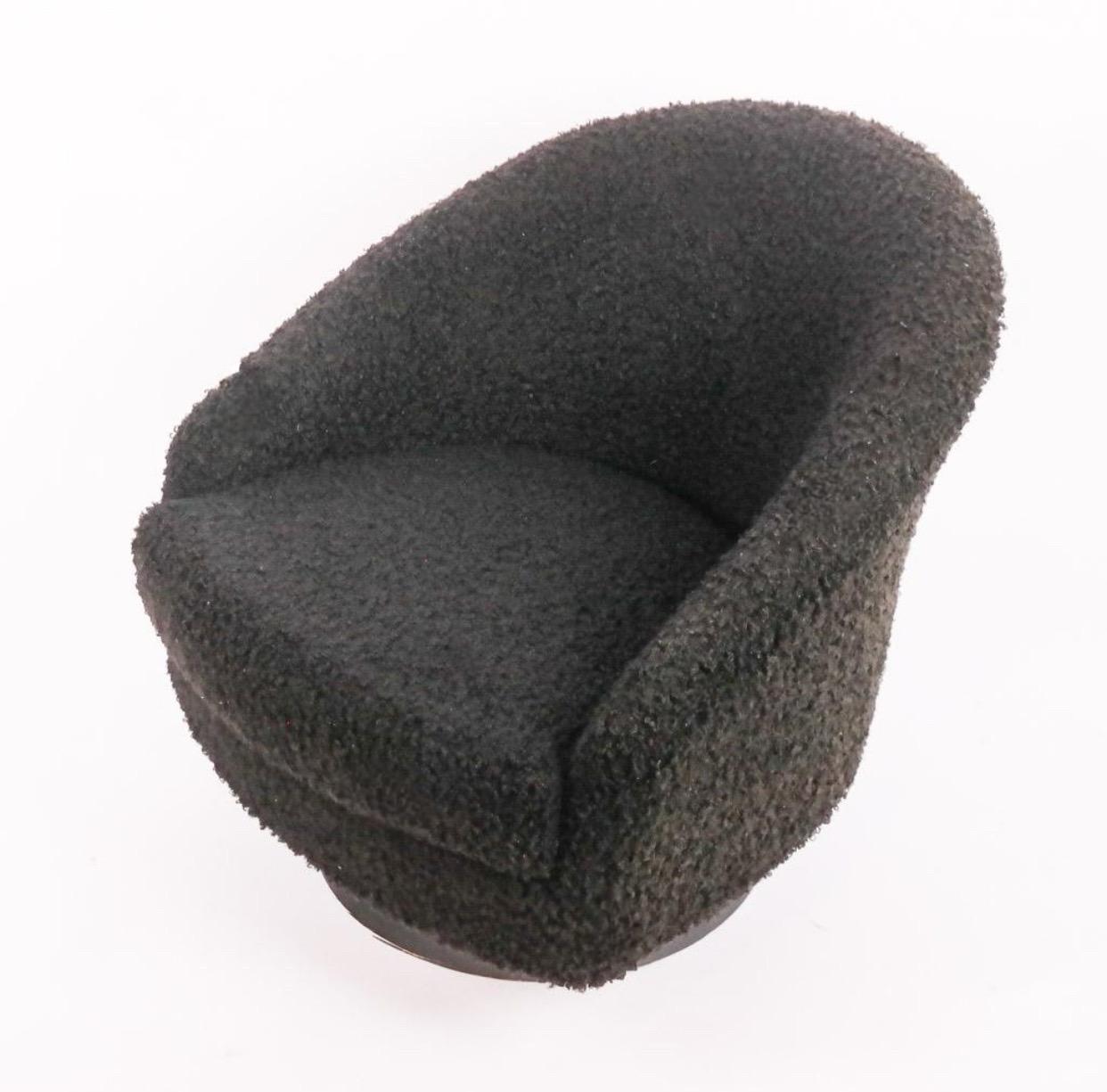 Paire de chaises baril pivotantes en fausse peau de mouton noire d'après Milo Baughman en vente 2