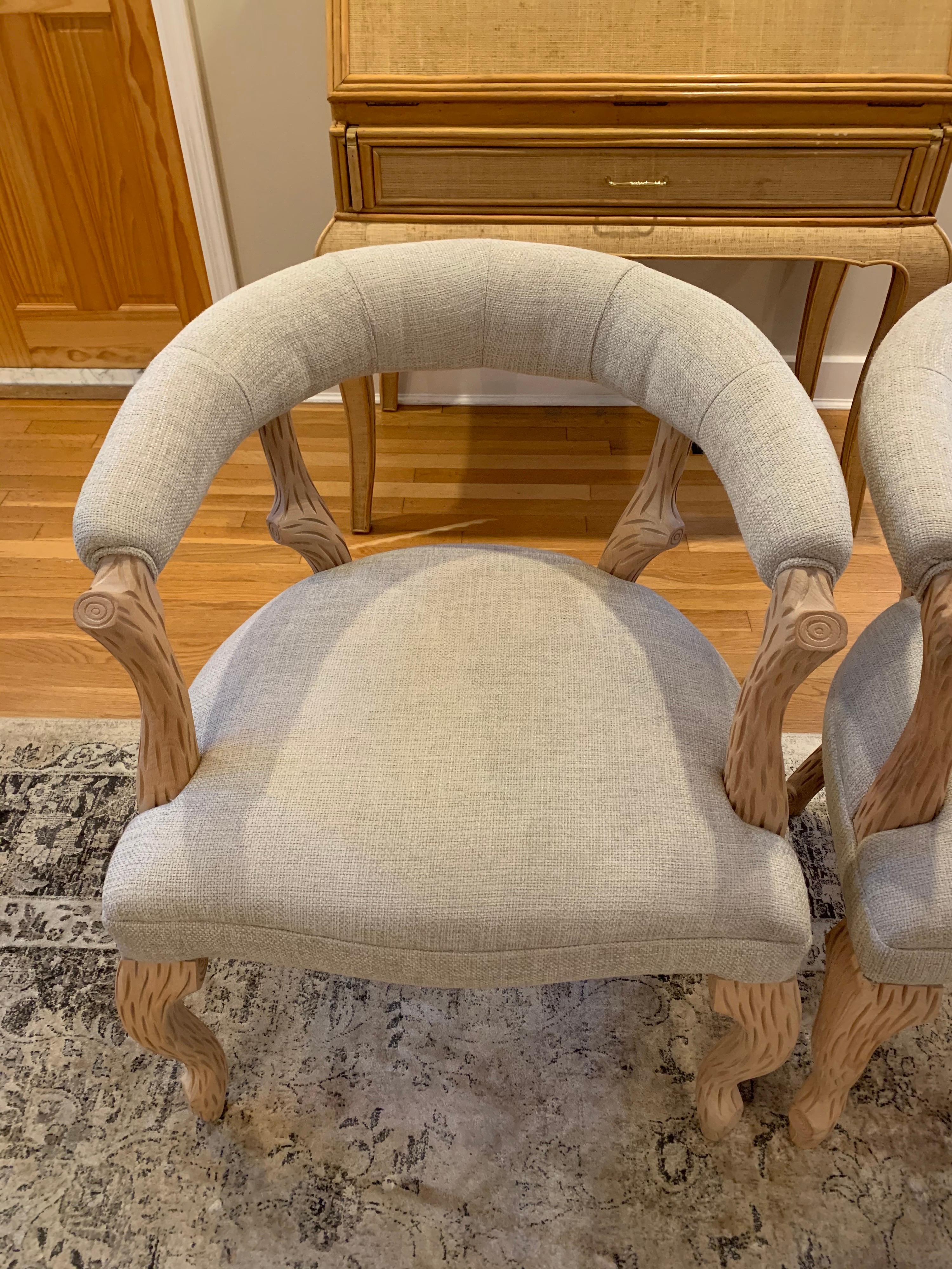 Paire de fauteuils en faux bois blanchi en vente 2