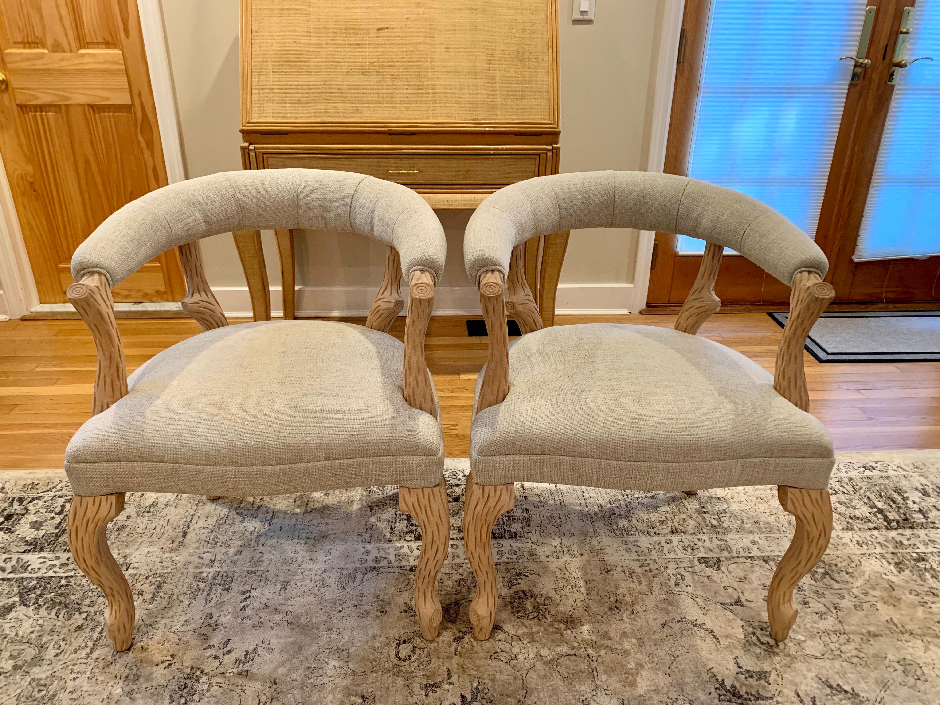 Il s'agit d'une belle paire d'élégantes chaises en faux bois à dossier arrondi dans le style de Nina Ditzel. Le bois est décapé et blanchi pour retrouver sa belle couleur naturelle - très organique.