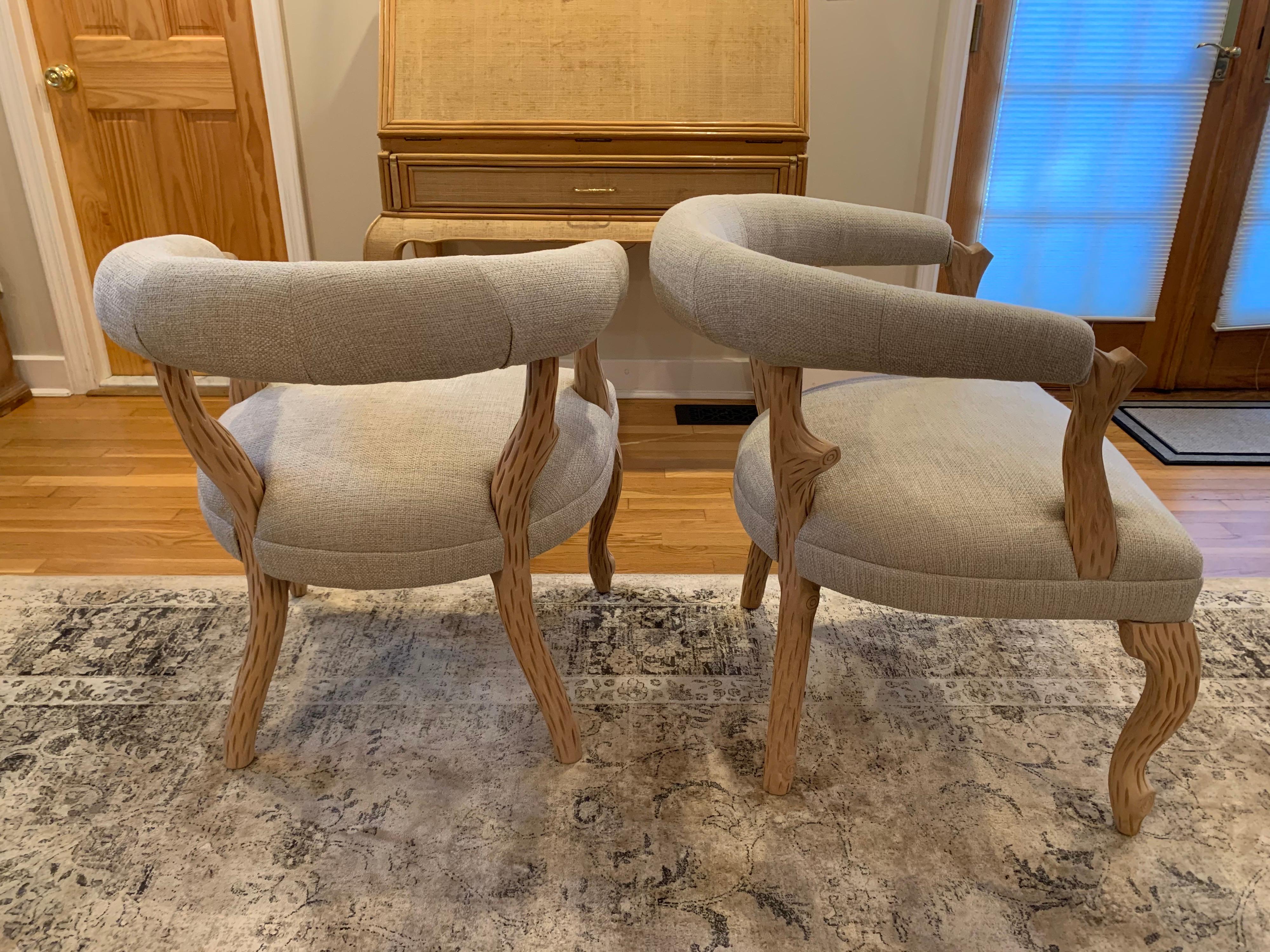 Provincial français Paire de fauteuils en faux bois blanchi en vente