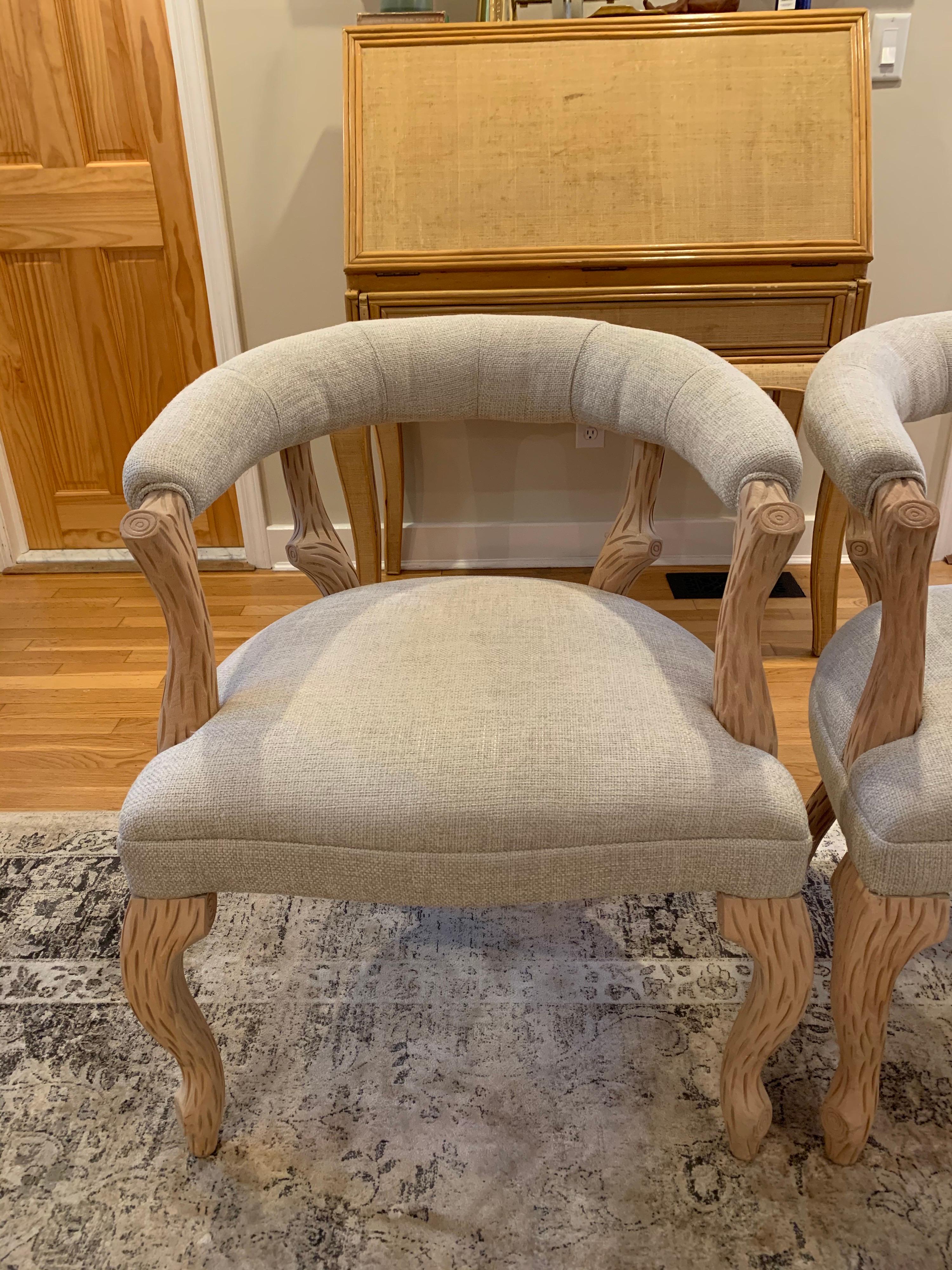 Bois Paire de fauteuils en faux bois blanchi en vente