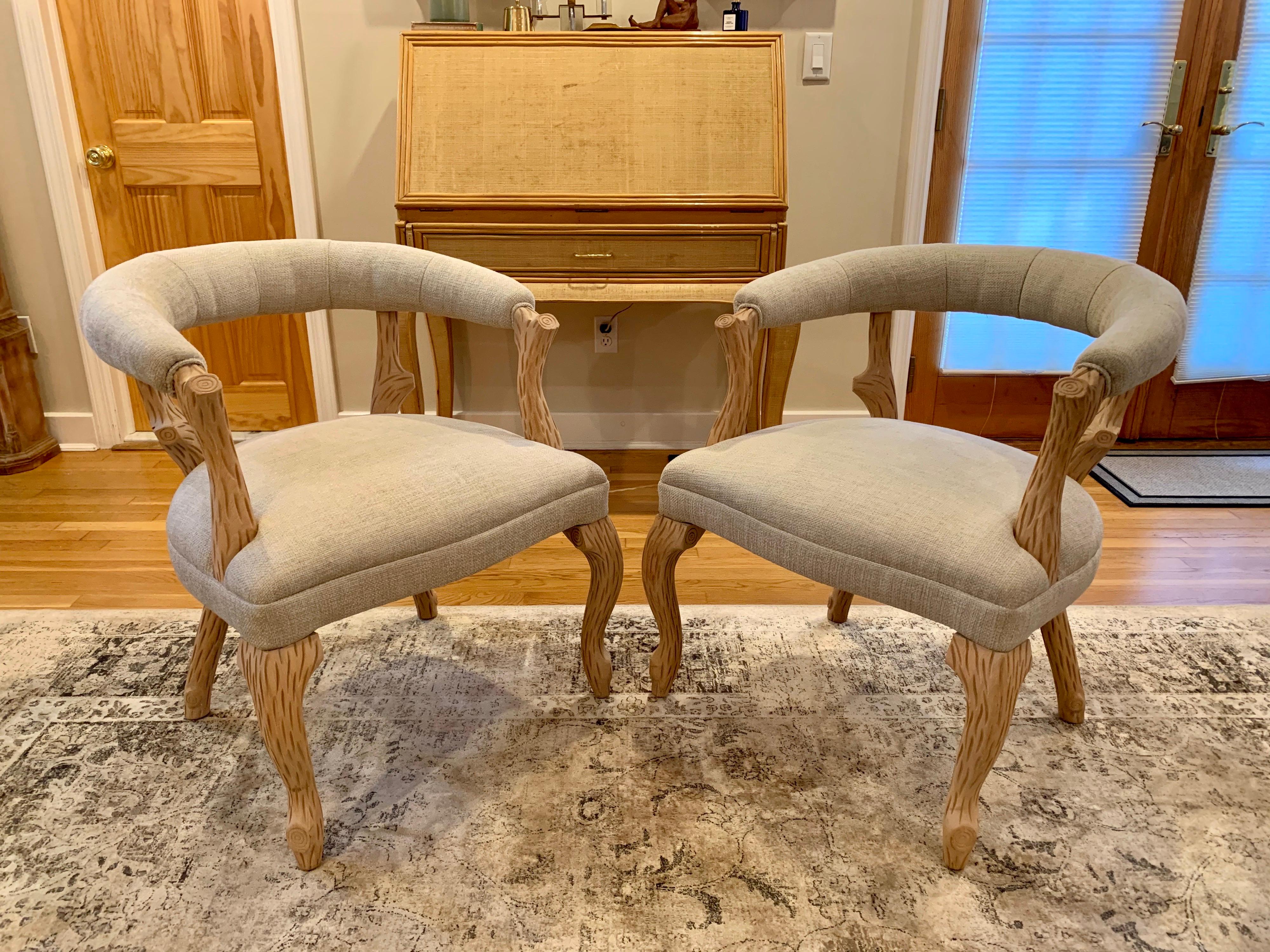 Paire de fauteuils en faux bois blanchi en vente 1