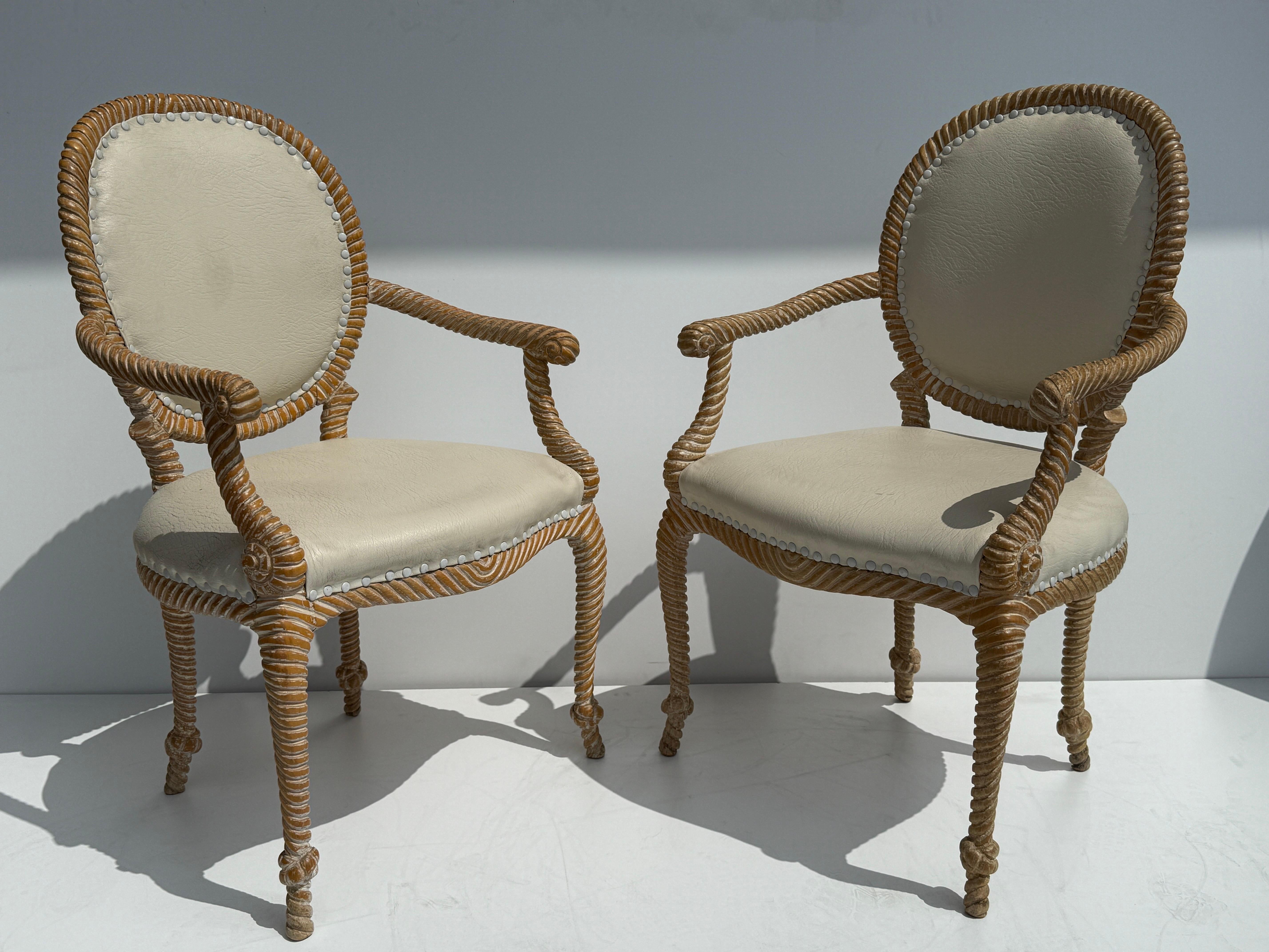 Paire de fauteuils en faux bois sculpté, corde / ficelle, des années 1980, fabriqués en Italie. Ces chaises  peut avoir besoin d'une nouvelle sellerie. Nous l'avons laissé tel quel pour que l'acheteur puisse faire son propre rembourrage.