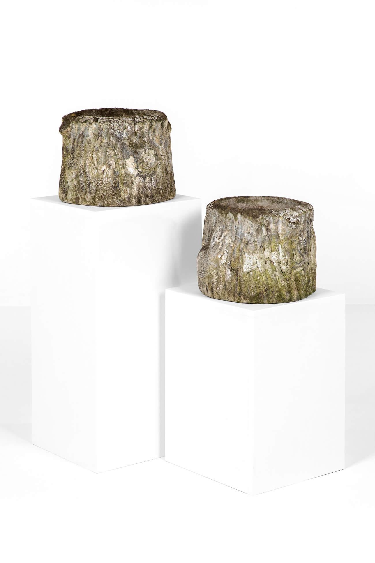 Une paire de jardinières en faux bois d'excellentes proportions avec une couleur et une patine exceptionnelles.

Des restes de vieille peinture blanche écaillée ne font qu'ajouter au charme.

Le prix correspond à la paire.

Français, vers 1960.

H :