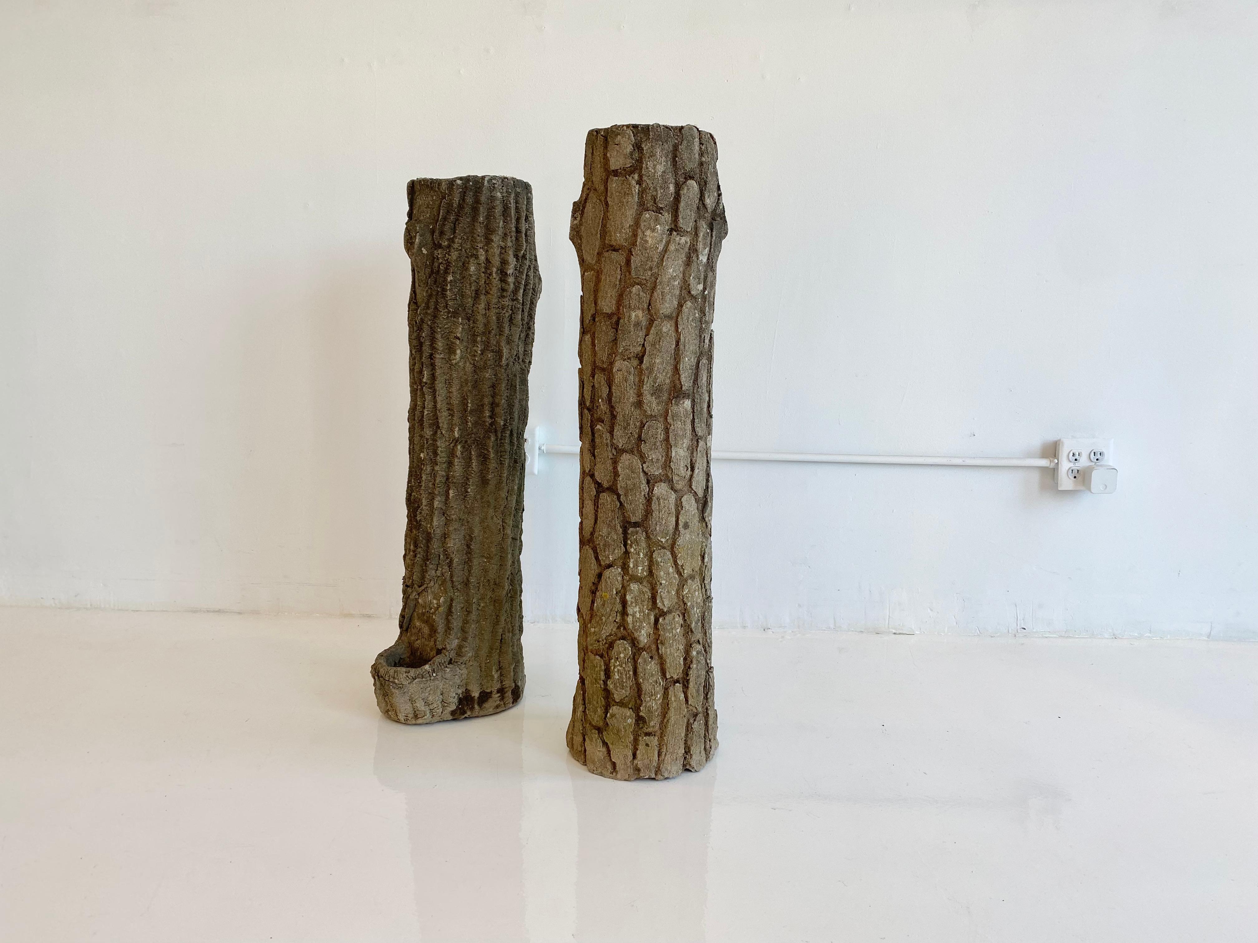 Ungewöhnliches Paar Faux Bois Pflanzgefäße aus Beton in Form von Baumstümpfen. Großer Maßstab und große Präsenz. Die Patina der einzelnen Pflanzgefäße ist leicht unterschiedlich. Toller Zustand. Der Preis gilt für ein Paar. 


Maße: Taller