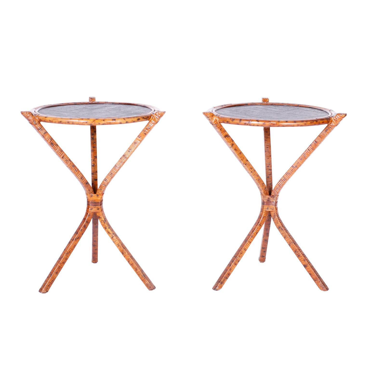Paire de tables ou de tables d'appoint en faux bambou brûlé et toile de gazon