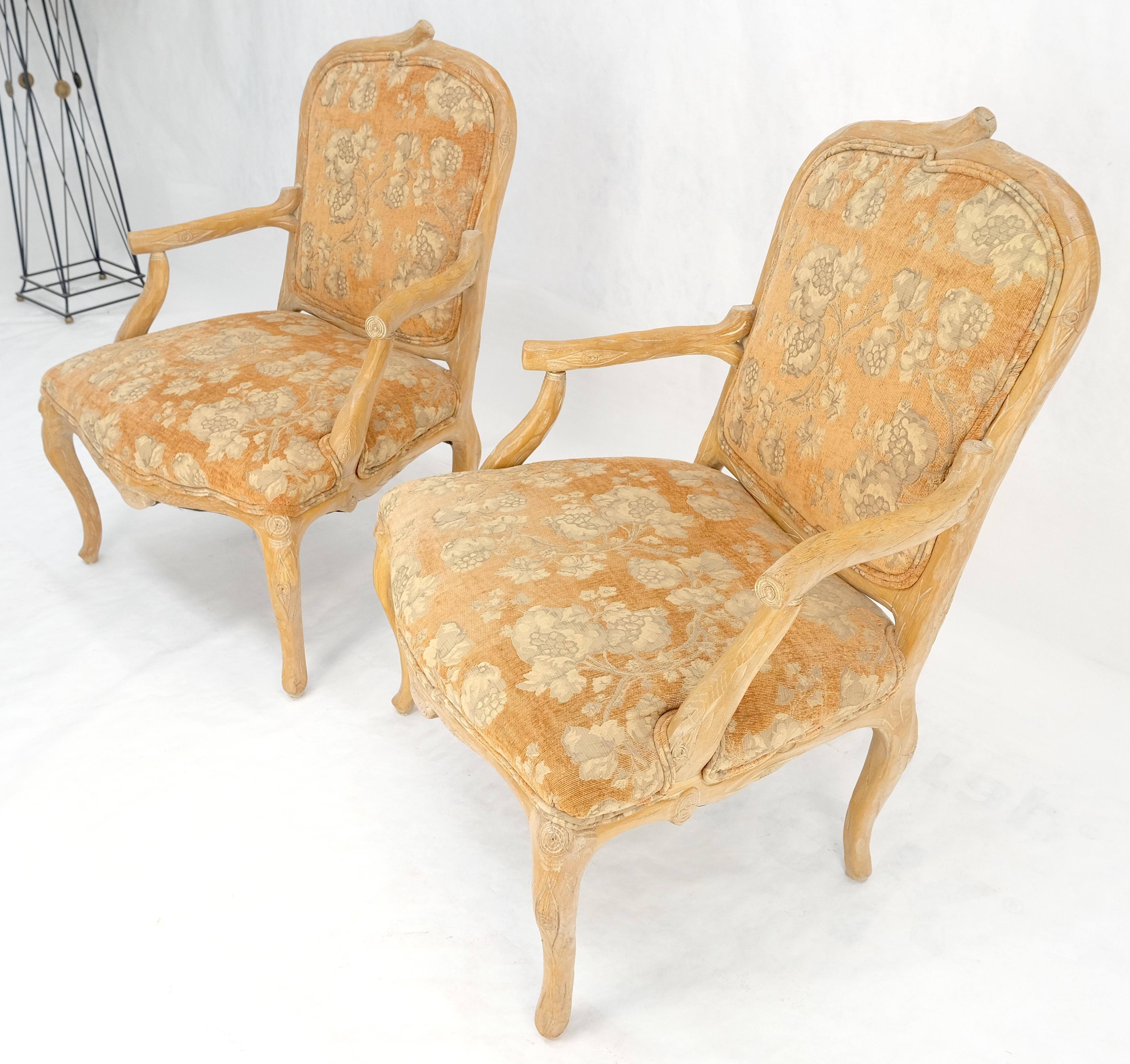 Pareja de sillones estilo Twig de roble blanqueado tallado de imitación Sillones de salón junto a la chimenea en venta 2