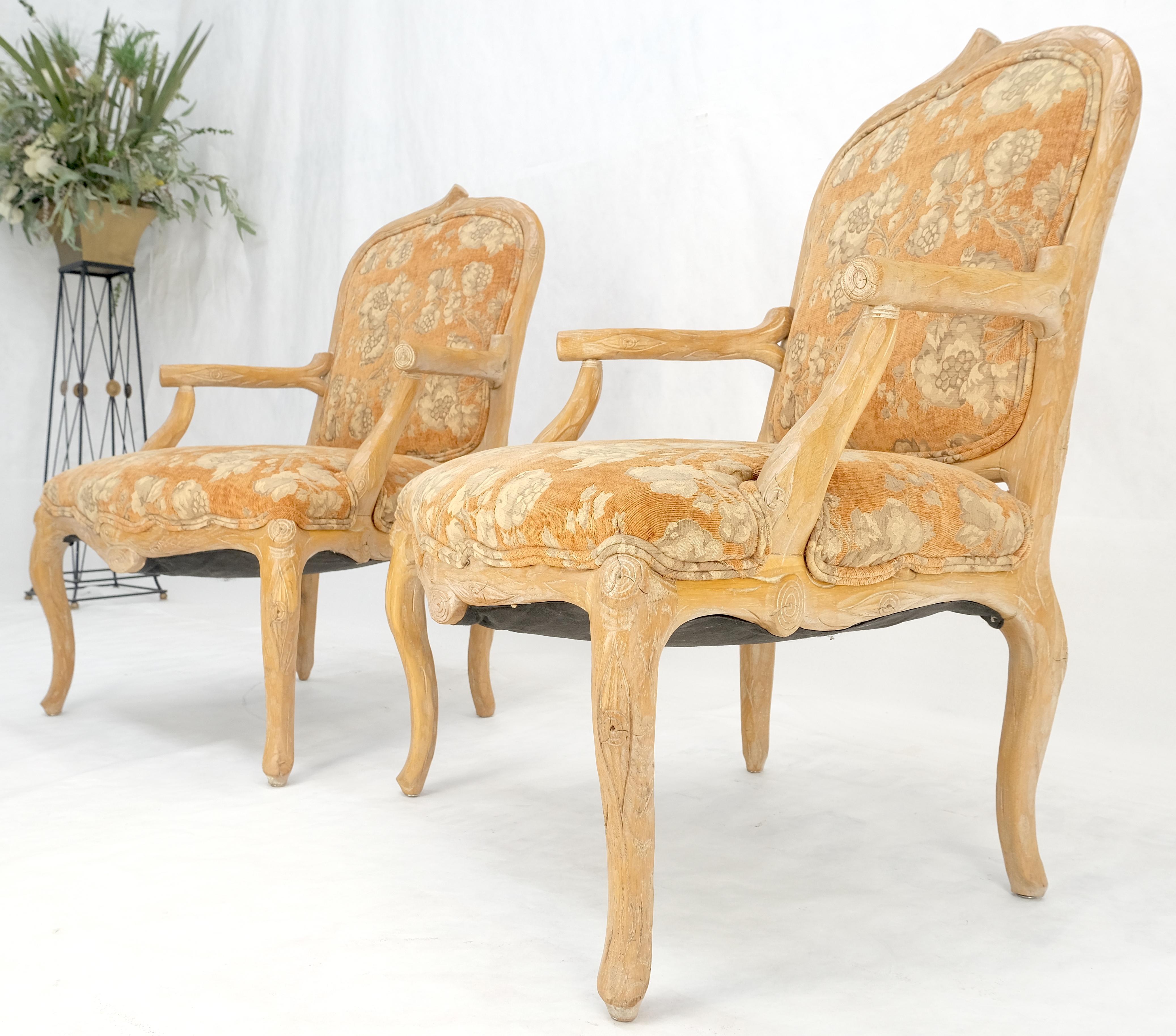Pareja de sillones estilo Twig de roble blanqueado tallado de imitación Sillones de salón junto a la chimenea en venta 3