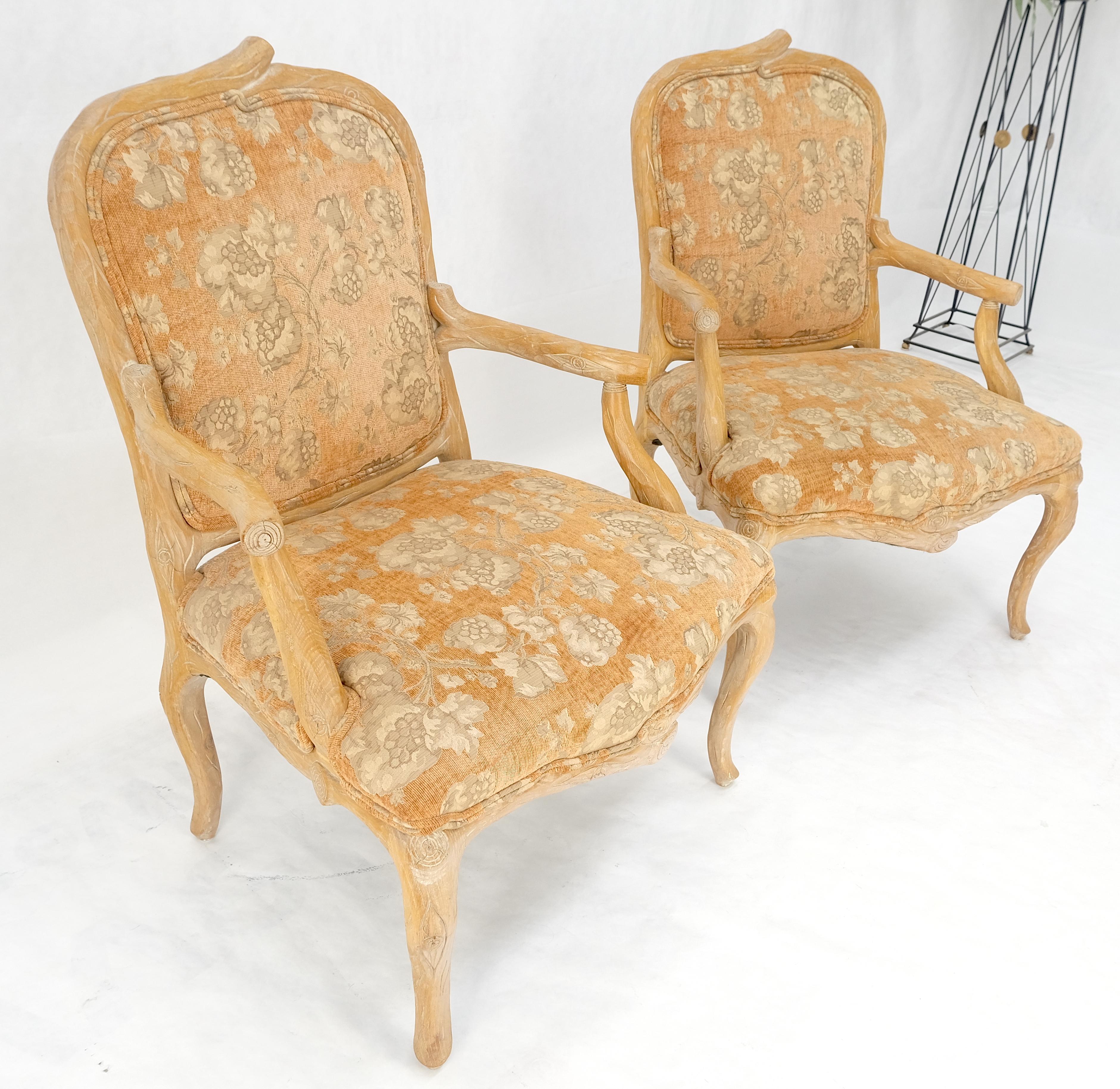 Pareja de sillones estilo Twig de roble blanqueado tallado de imitación Sillones de salón junto a la chimenea siglo XX en venta