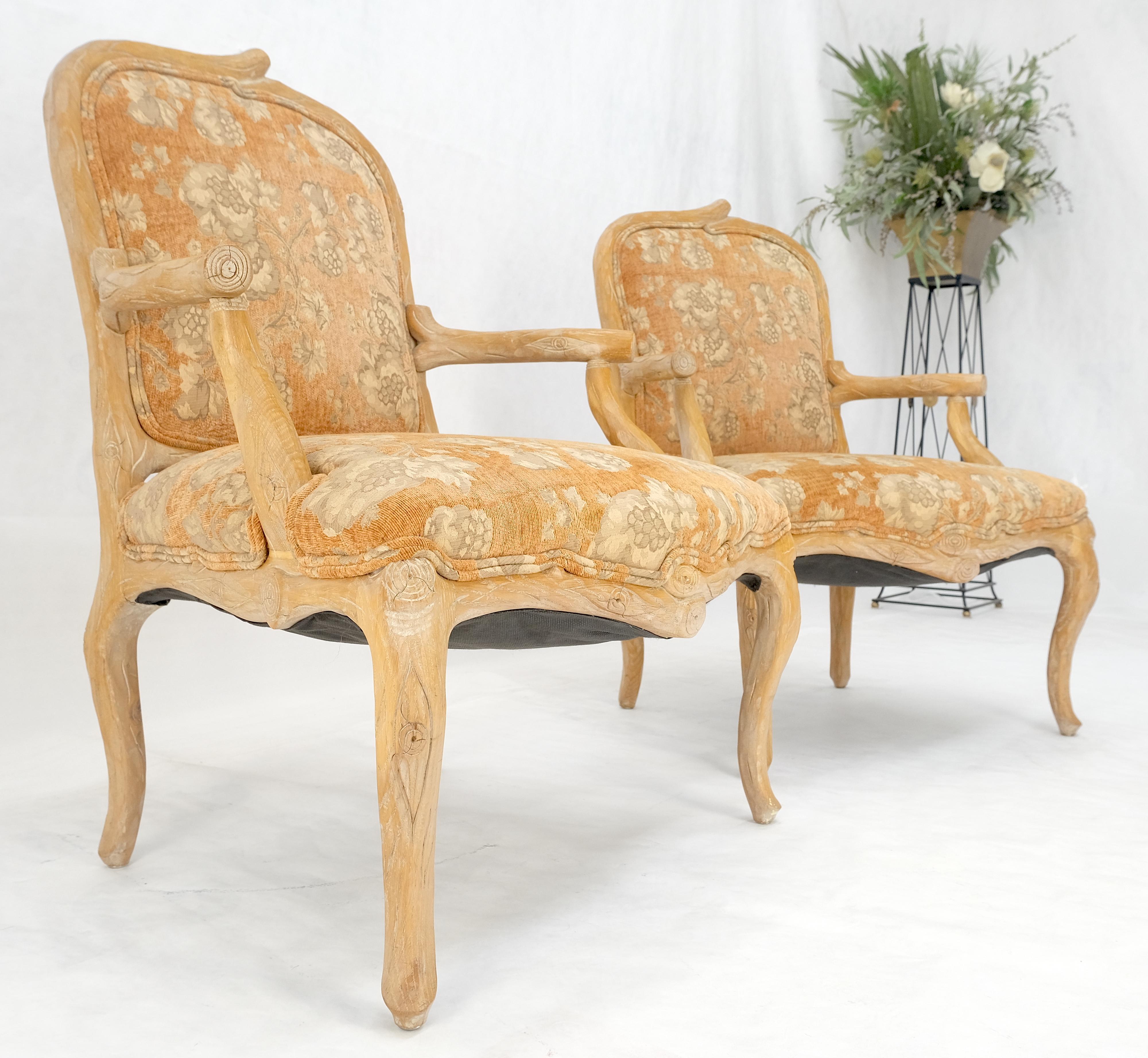 Pareja de sillones estilo Twig de roble blanqueado tallado de imitación Sillones de salón junto a la chimenea en venta 1