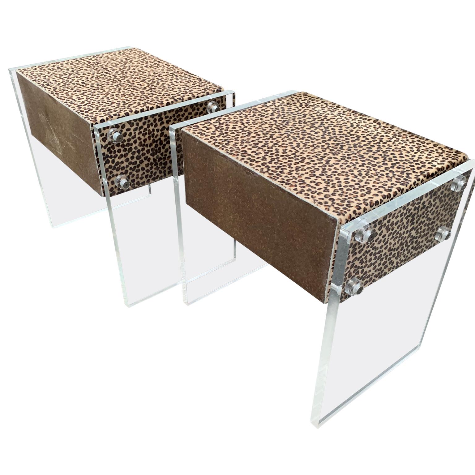 Pair of Faux Cheetah Skin Upholstered Nightstands with Lucite Side Panels (20. Jahrhundert)