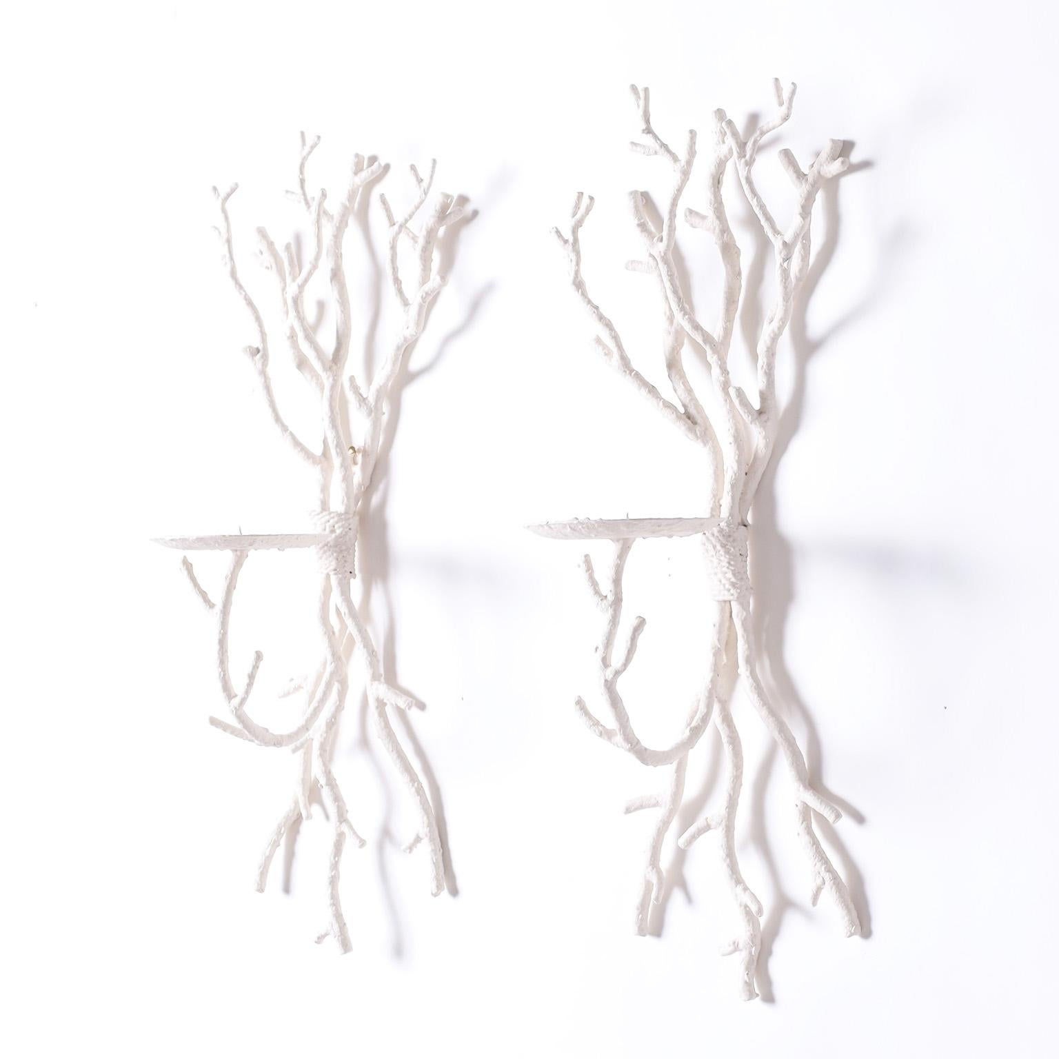 Pareja de apliques de pared de imitación coral de mediados de siglo, fabricados en metal y pintados de blanco, con una bobeche de vela de pincho cada uno.