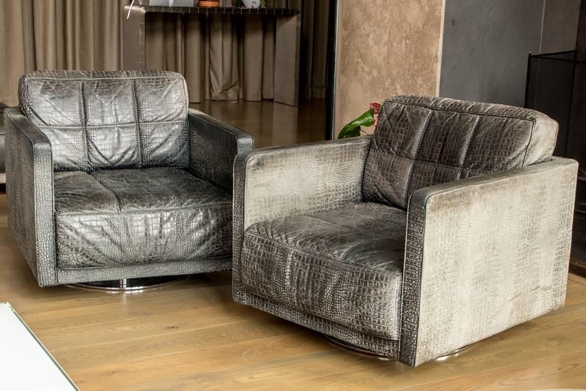 Mid-Century Modern Paire de fauteuils club pivotants en cuir gris faux crocodile