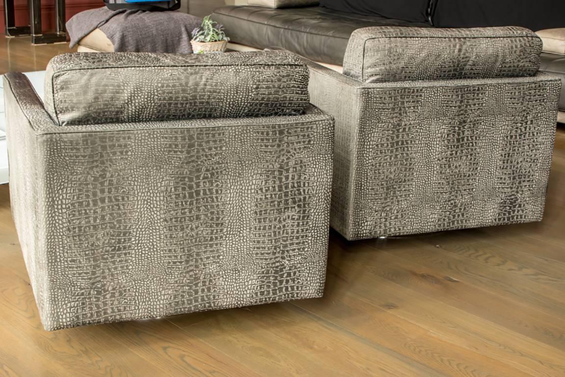 Paire de fauteuils club pivotants en cuir gris faux crocodile Bon état à Bridgeport, CT