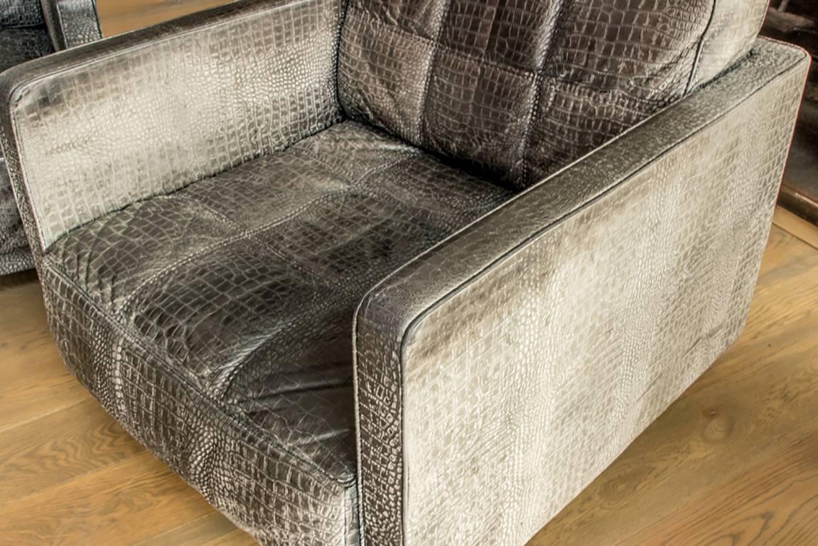 20ième siècle Paire de fauteuils club pivotants en cuir gris faux crocodile