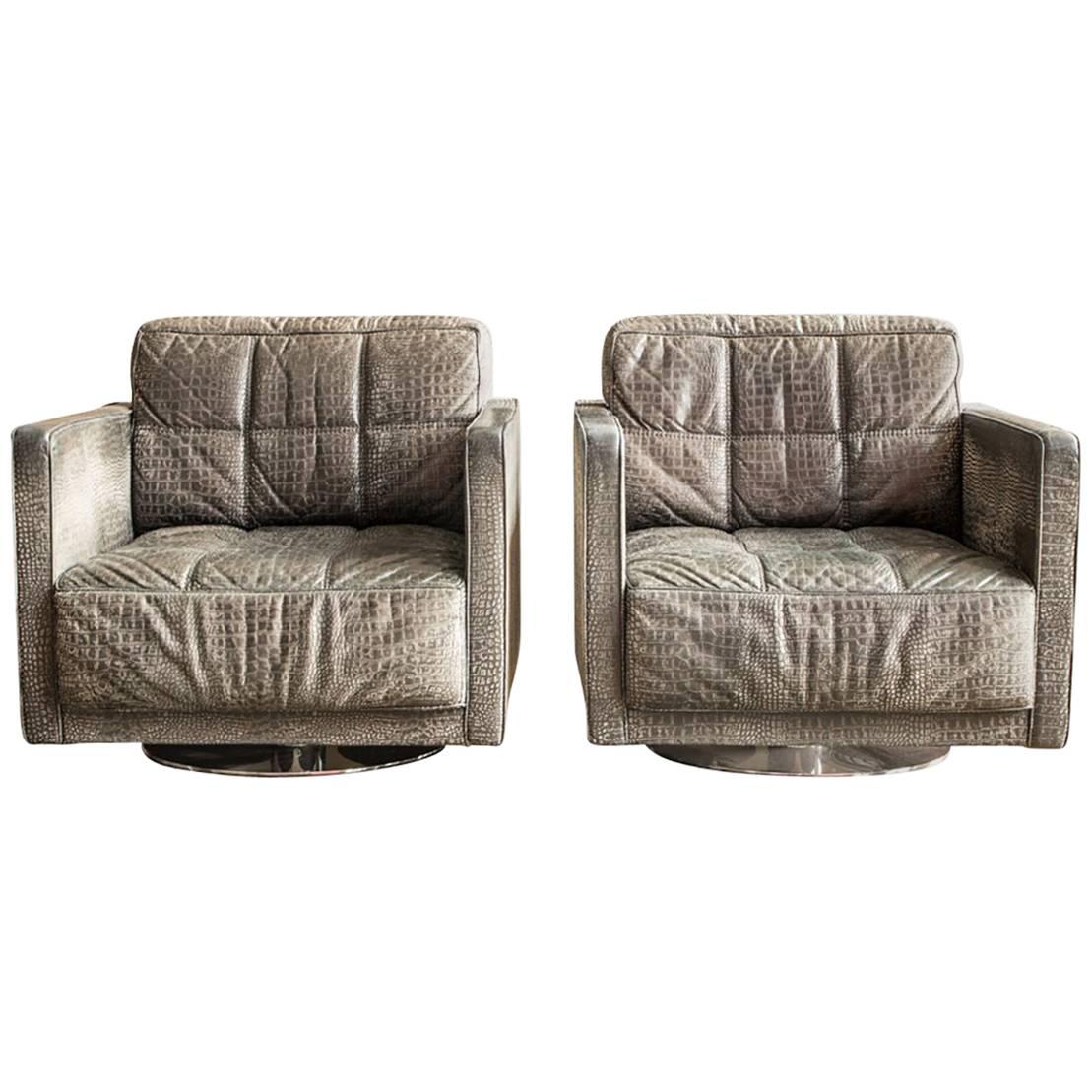 Paire de fauteuils club pivotants en cuir gris faux crocodile