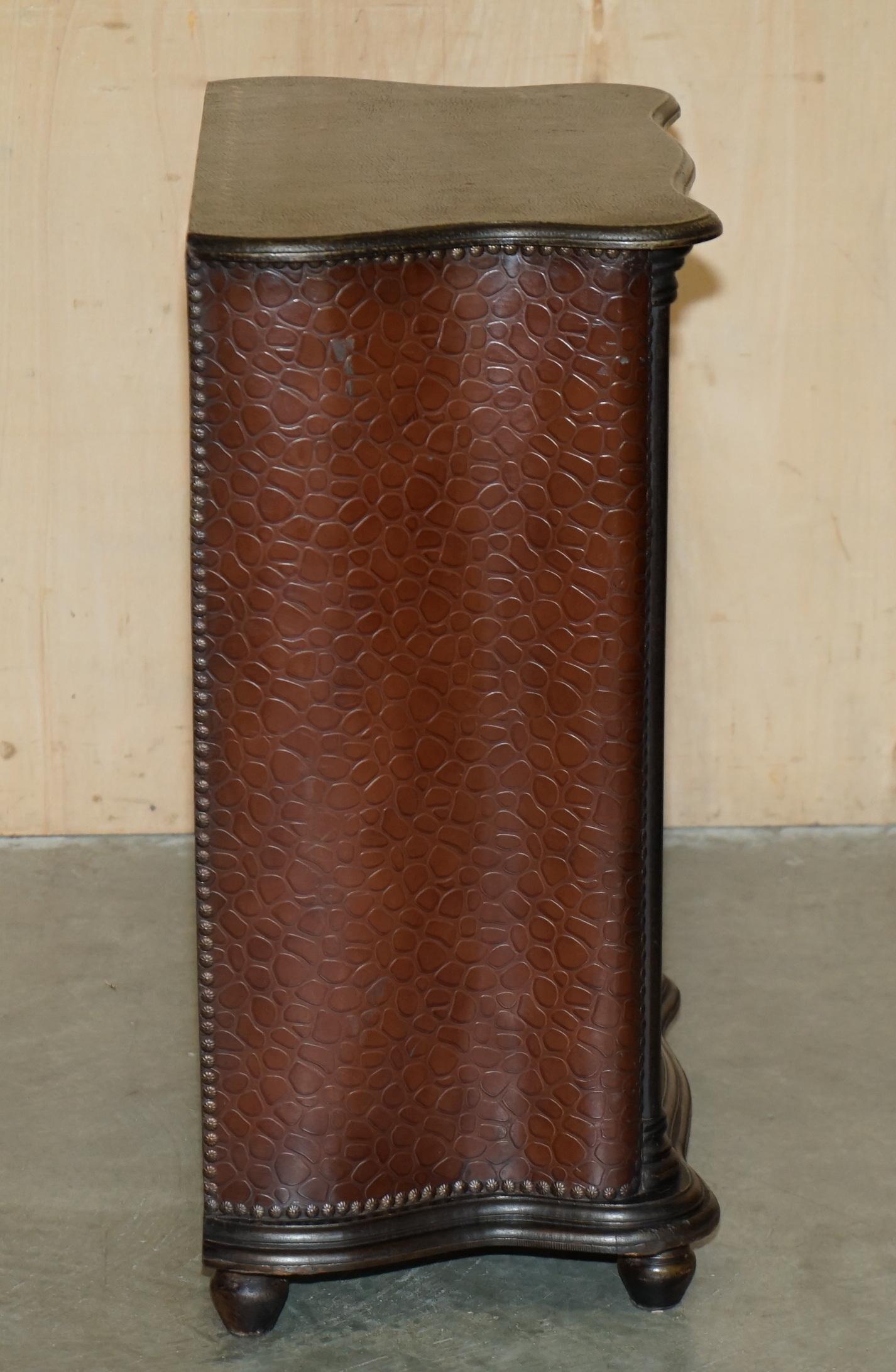 COPPIA DI SCENARI IN PELLE CROCODILLO 83 cm di altezza Tavolino da notte comodino in vendita 2