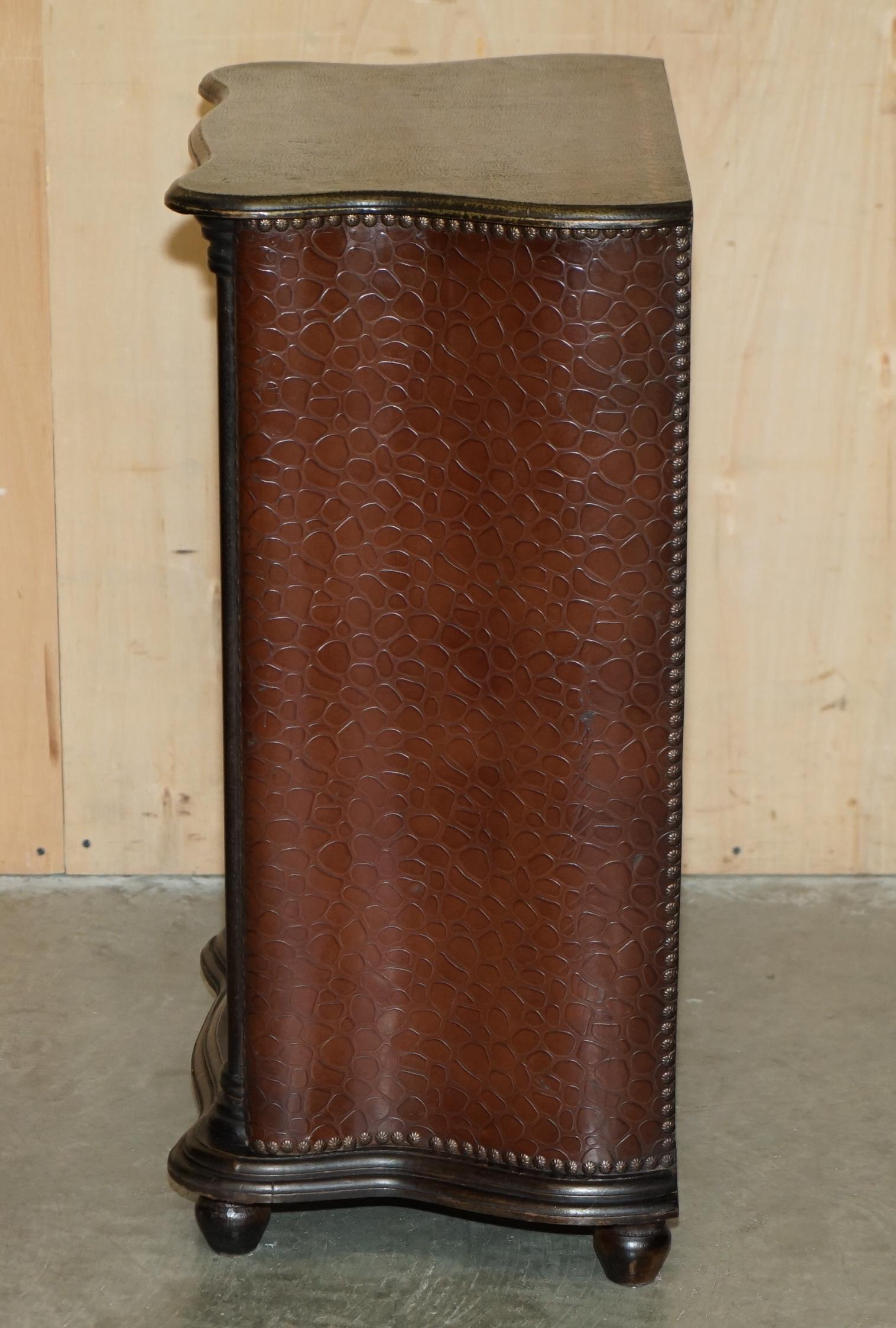 COPPIA DI SCENARI IN PELLE CROCODILLO 83 cm di altezza Tavolino da notte comodino in vendita 4