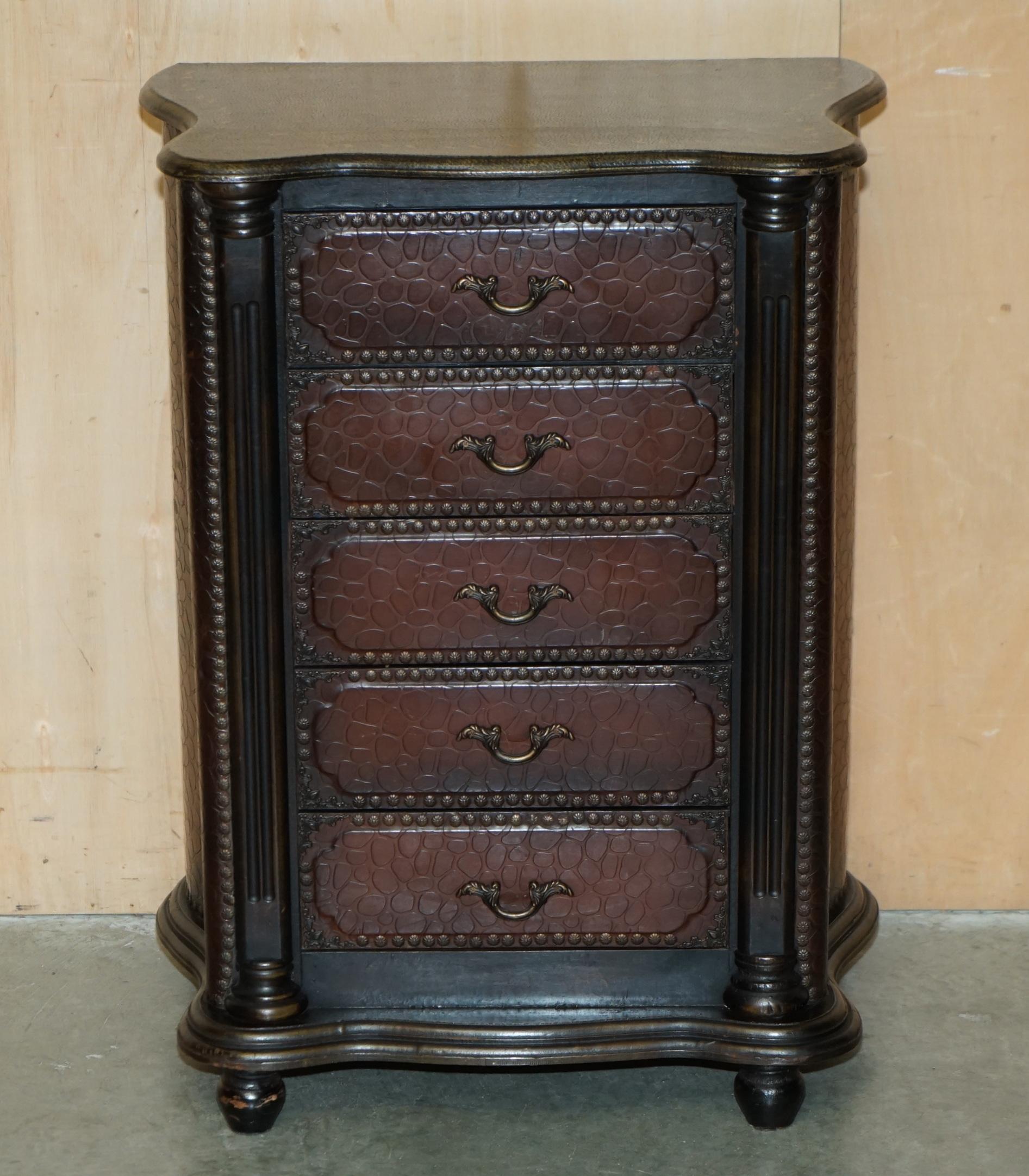 COPPIA DI SCENARI IN PELLE CROCODILLO 83 cm di altezza Tavolino da notte comodino in vendita 8