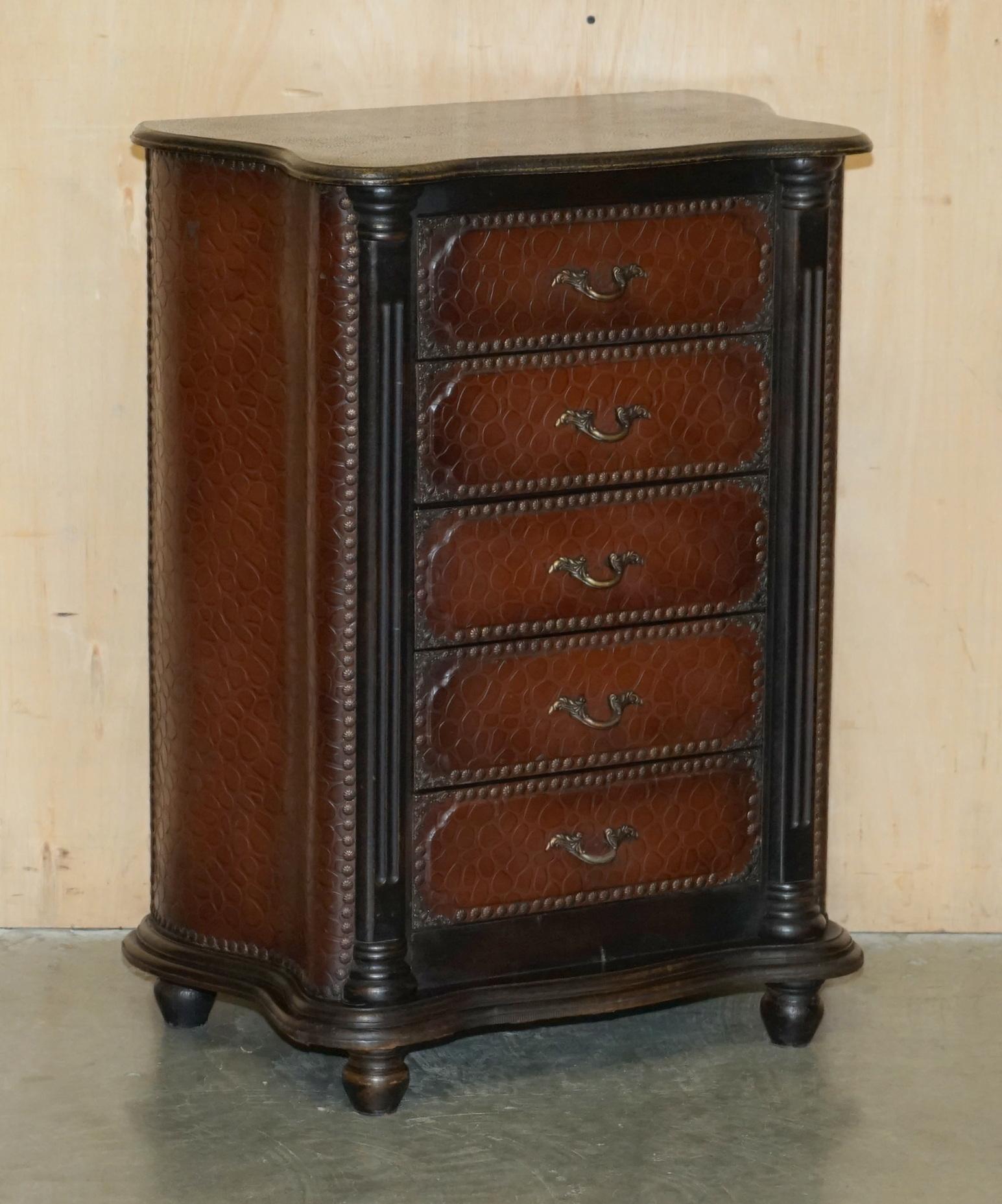 Casa Reale Antiquariato

Royal House Antiques è lieta di offrire in vendita questa splendida coppia di cassettiere occasionali d'epoca con frontali in serpentino e patina di coccodrillo, con ornamenti metallici sui cassetti e finiture con borchie a
