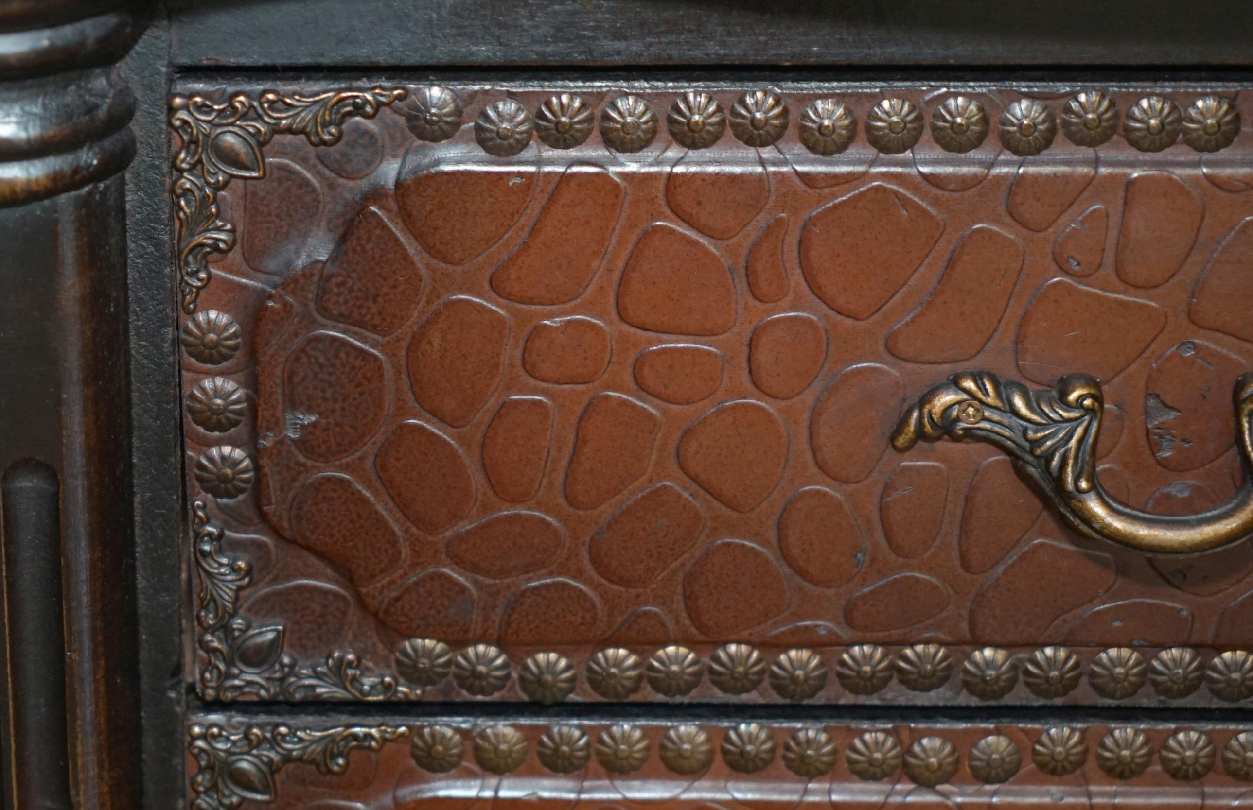 COPPIA DI SCENARI IN PELLE CROCODILLO 83 cm di altezza Tavolino da notte comodino In condizioni buone in vendita a West Sussex, Pulborough