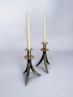 Coppia di portacandele in finto corno, resina e ottone, Italia, anni ’70