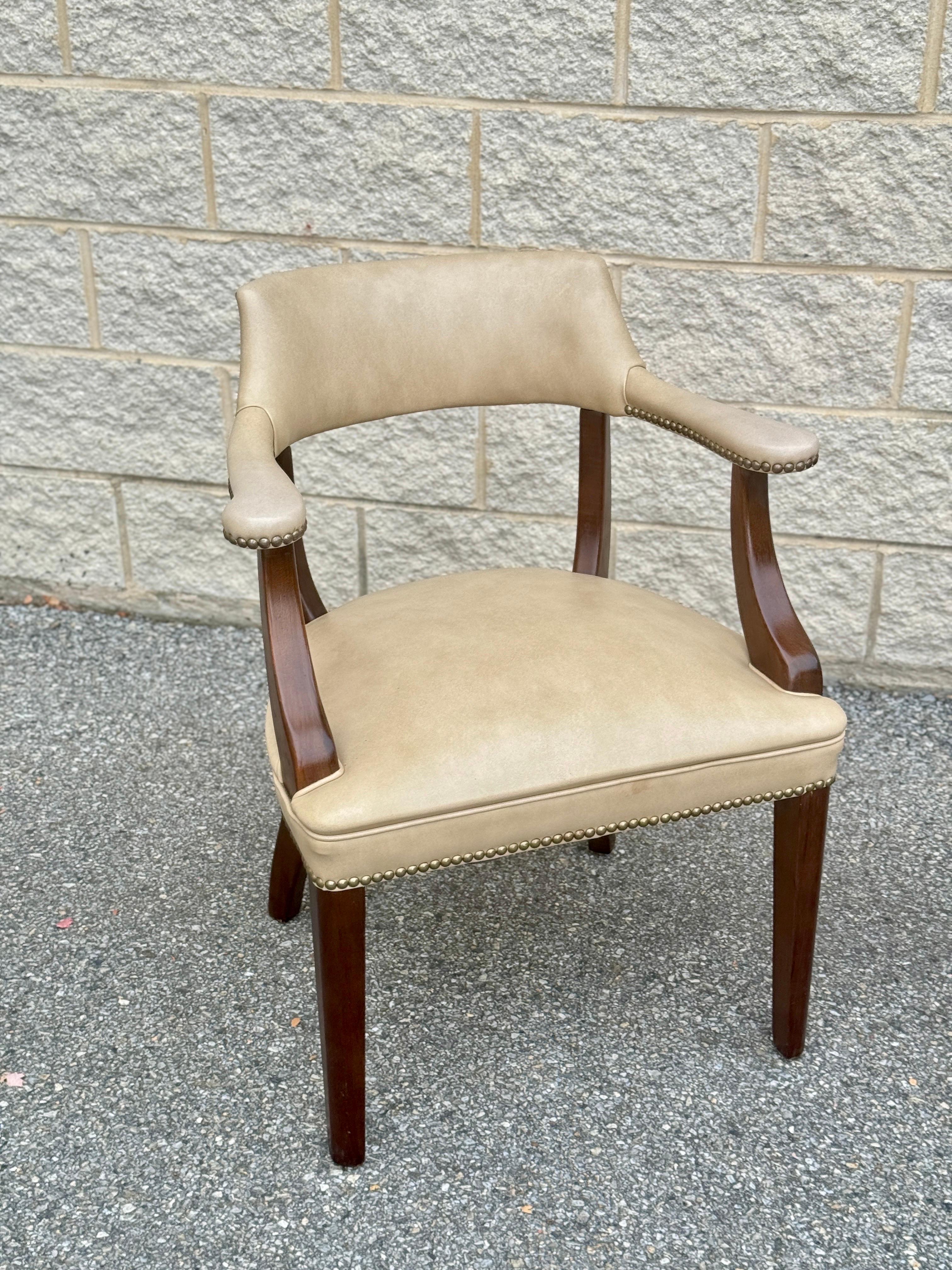 Coppia di poltrone in ecopelle con borchie d'ottone e struttura in legno in vendita 3