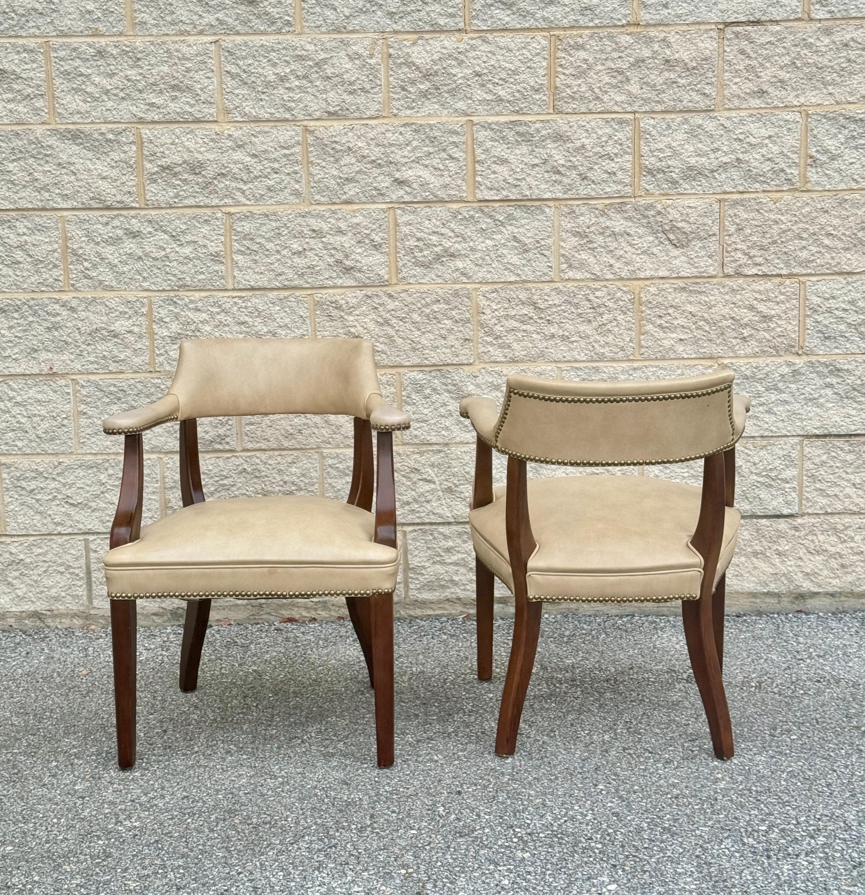 Coppia di poltrone in ecopelle con borchie d'ottone e struttura in legno in vendita 4