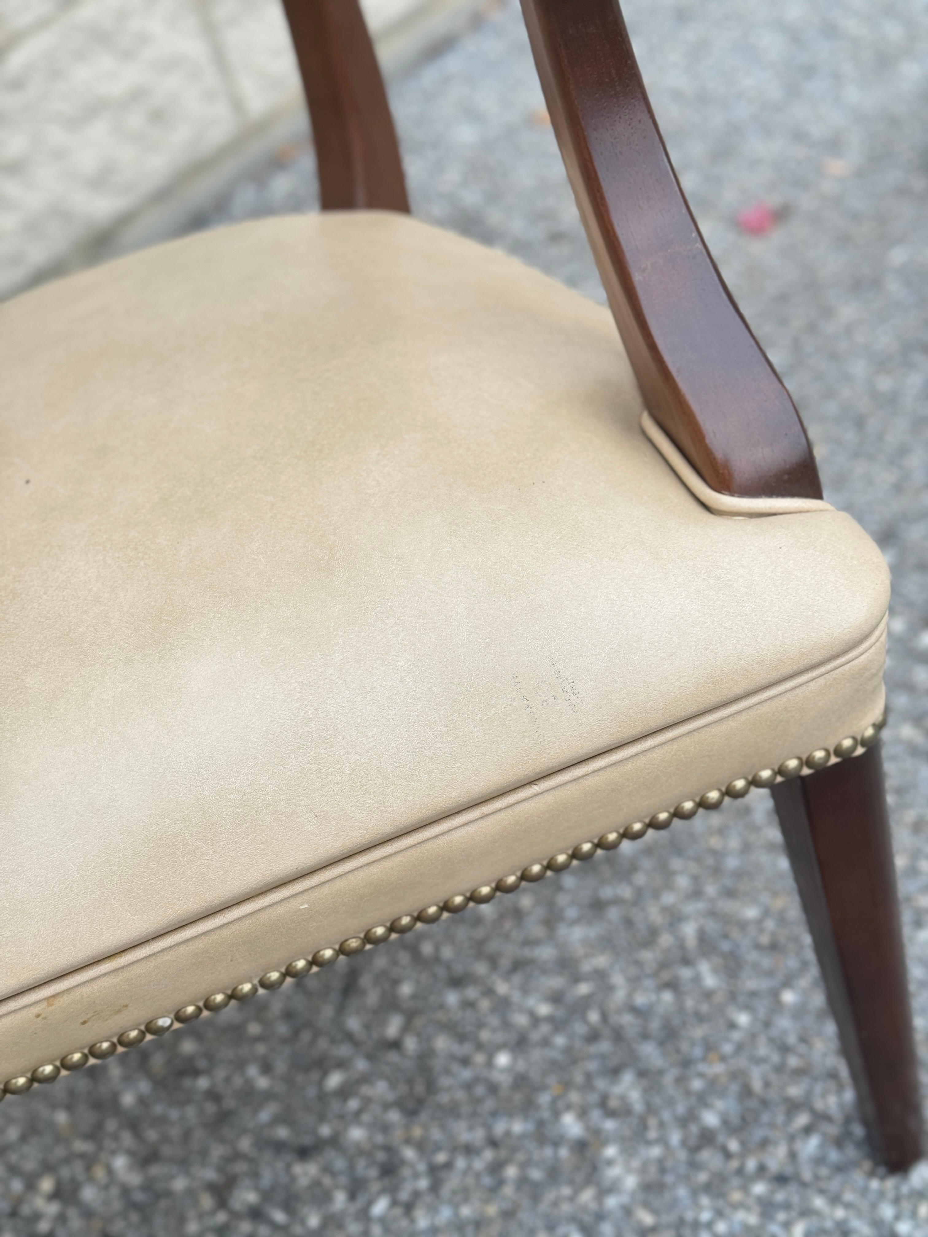 Moderno Coppia di poltrone in ecopelle con borchie d'ottone e struttura in legno in vendita