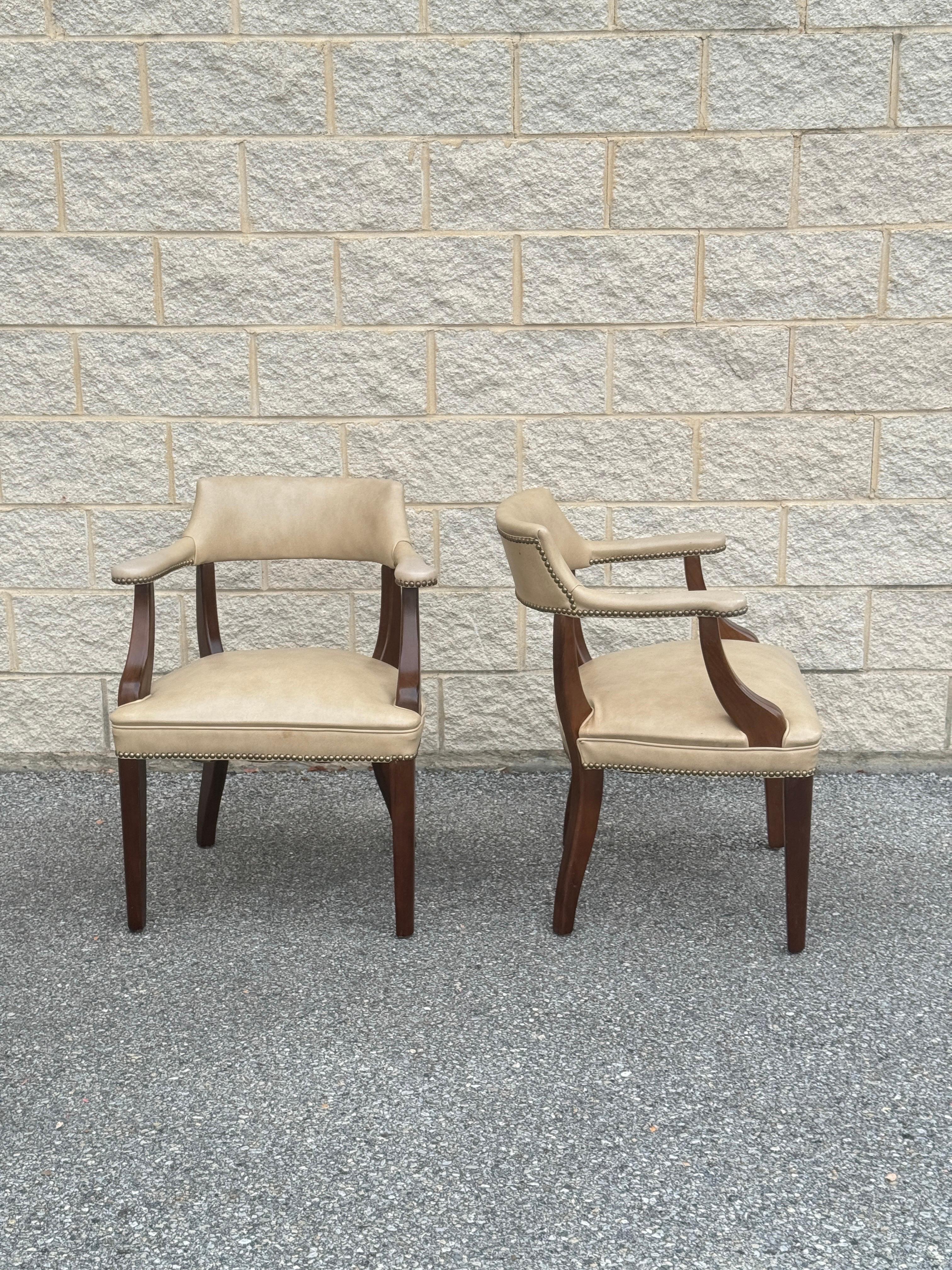 XX secolo Coppia di poltrone in ecopelle con borchie d'ottone e struttura in legno in vendita