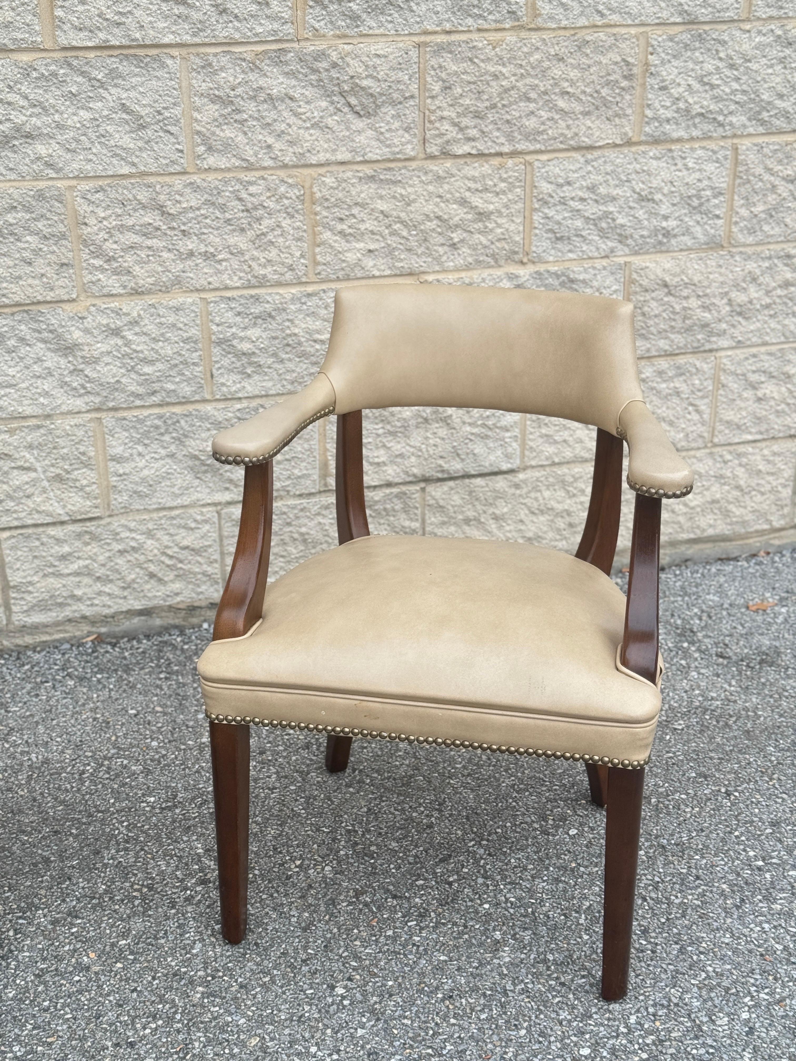 Coppia di poltrone in ecopelle con borchie d'ottone e struttura in legno in vendita 1