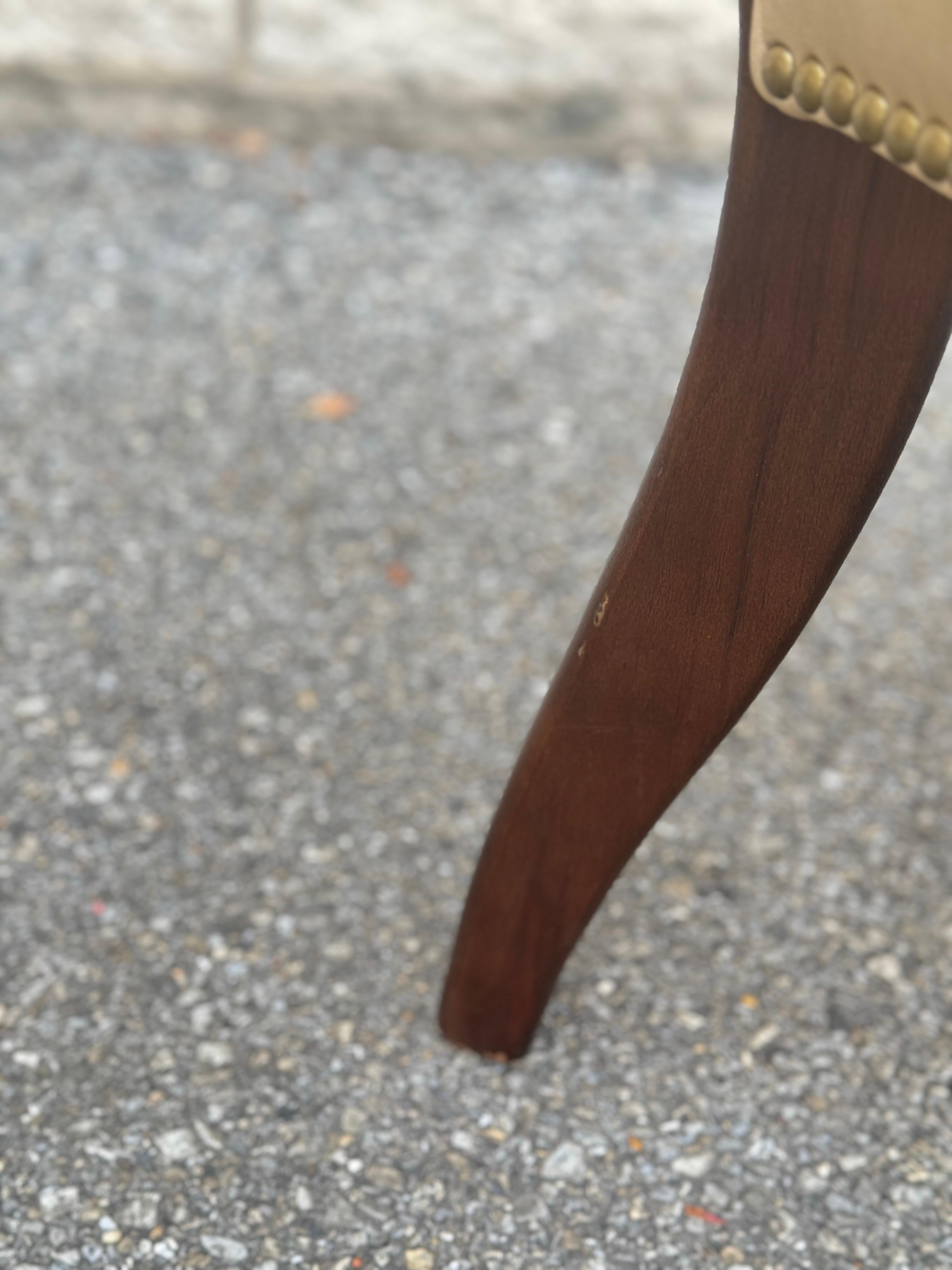 Coppia di poltrone in ecopelle con borchie d'ottone e struttura in legno in vendita 2
