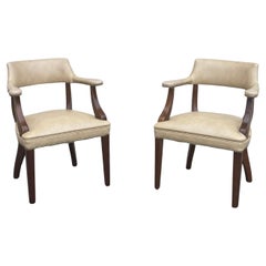 Paire de fauteuils en faux cuir avec clous en laiton et cadres en bois