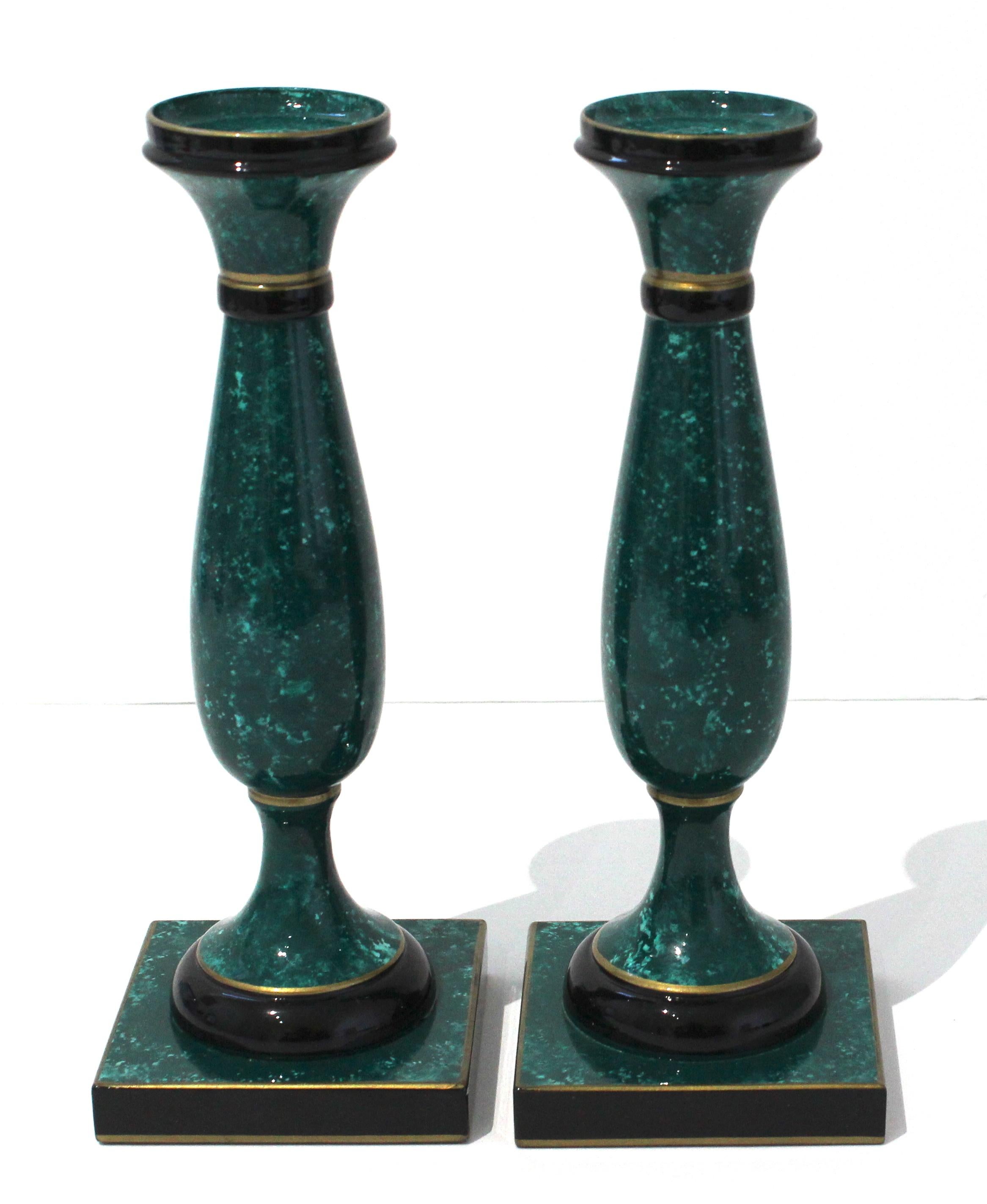 Vieux chandeliers bougeoirs Italiens peints à la main en fausse malachite - une paire - provenant d'une propriété de Palm Beach.