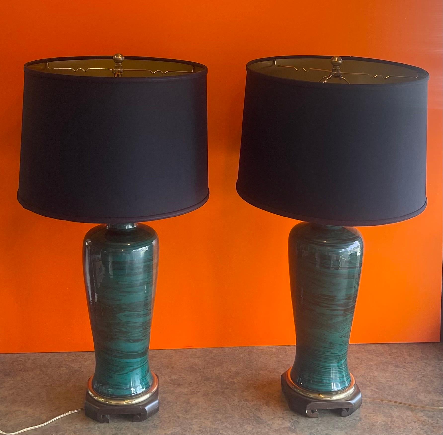 Ein Paar Tischlampen aus Malachitimitat von Frederick Cooper Lamp Co. (amerikanisch) im Angebot