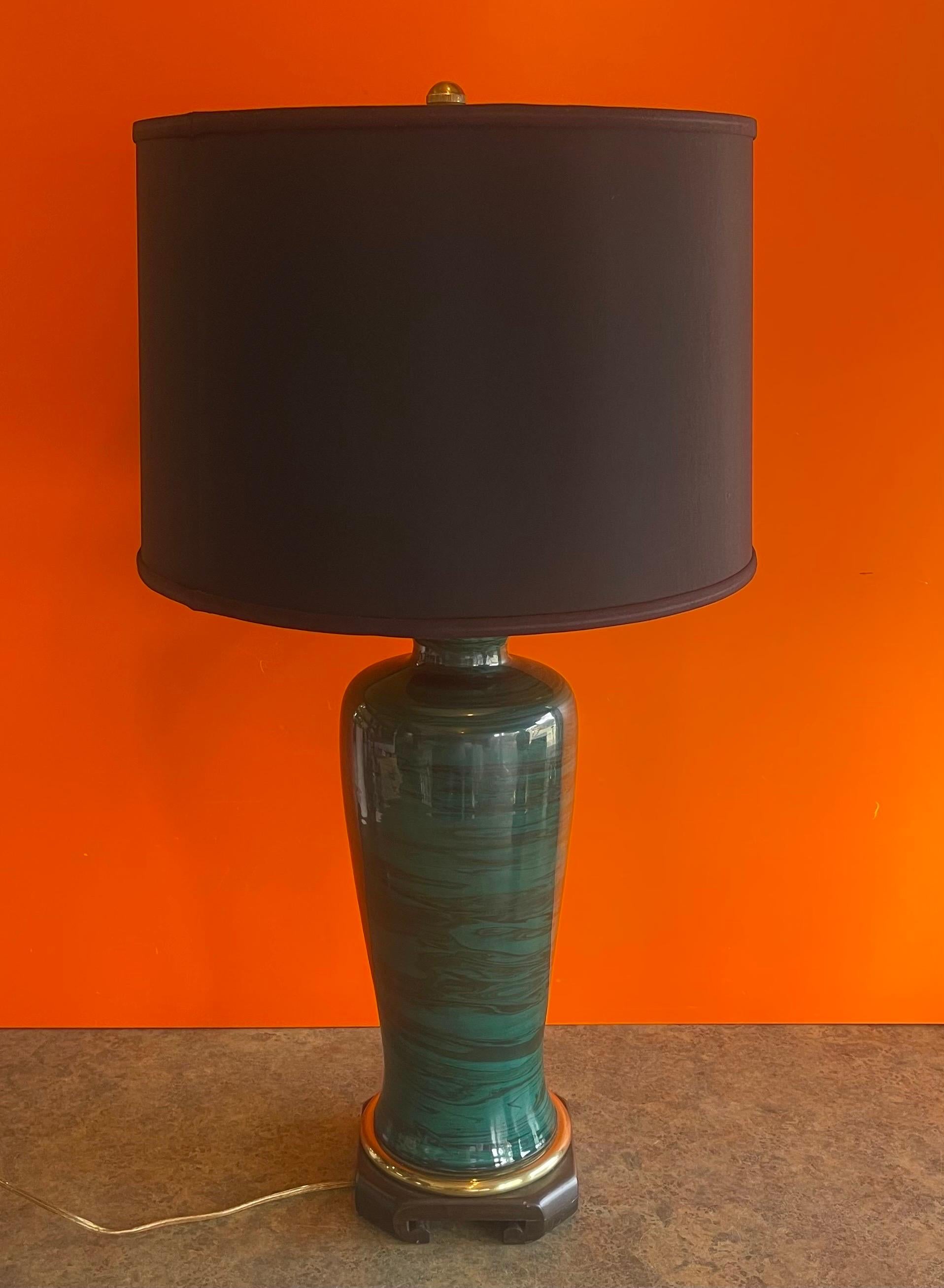 Ein Paar Tischlampen aus Malachitimitat von Frederick Cooper Lamp Co. im Zustand „Gut“ im Angebot in San Diego, CA