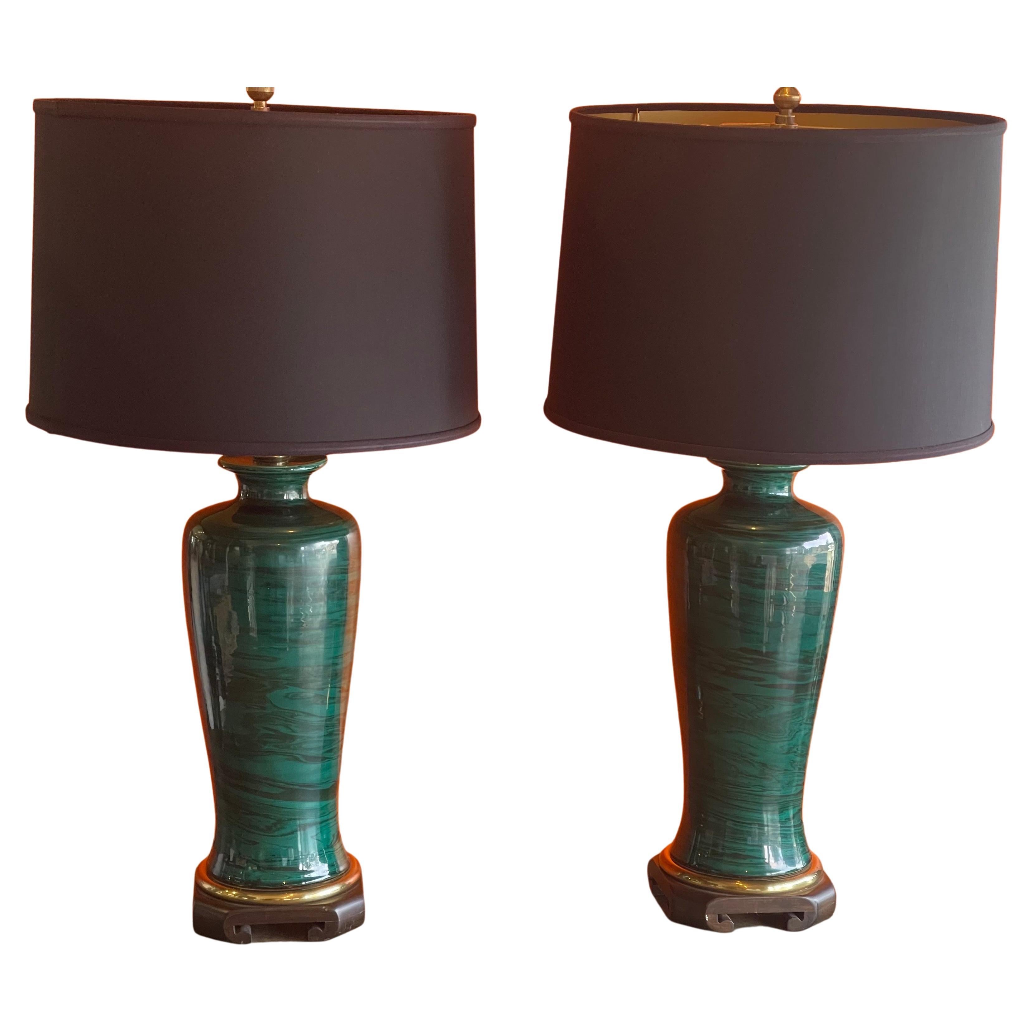 Ein Paar Tischlampen aus Malachitimitat von Frederick Cooper Lamp Co. im Angebot