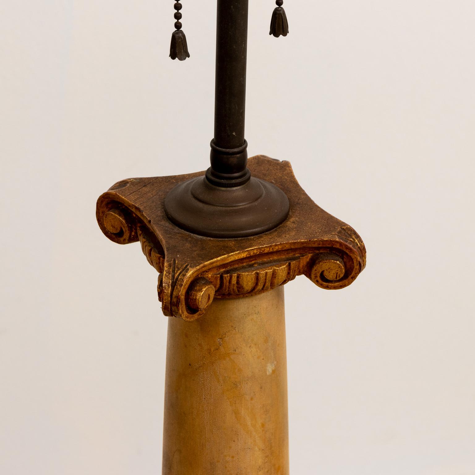 Paar Säulenlampen aus Kunstmarmor (Neoklassisch) im Angebot