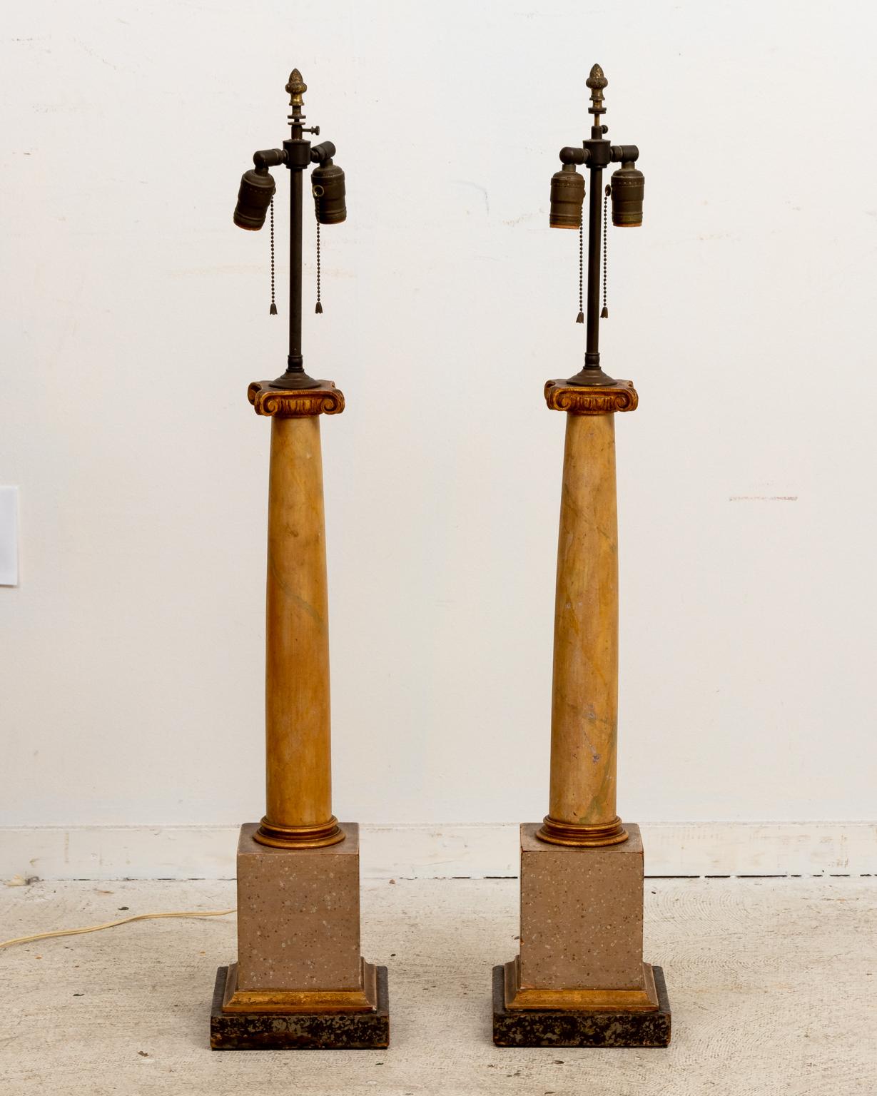 Paar Säulenlampen aus Kunstmarmor im Zustand „Gut“ im Angebot in Stamford, CT