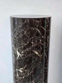 Coppia di piedistalli moderni in laminato effetto marmo, XX secolo.