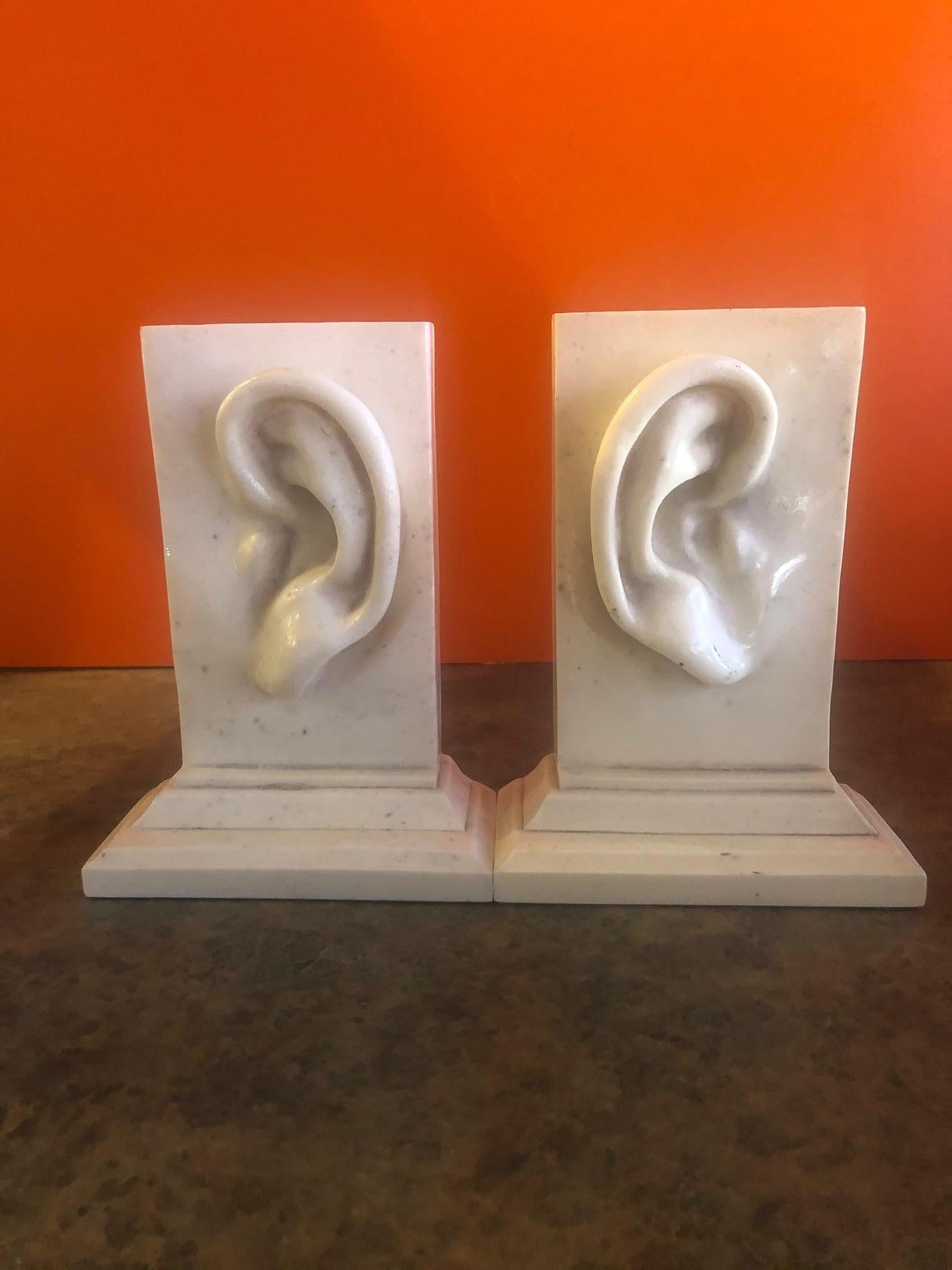 Ein Paar Pop-Art-Buchstützen aus Kunstmarmor „Ohr“ (Moderne) im Angebot