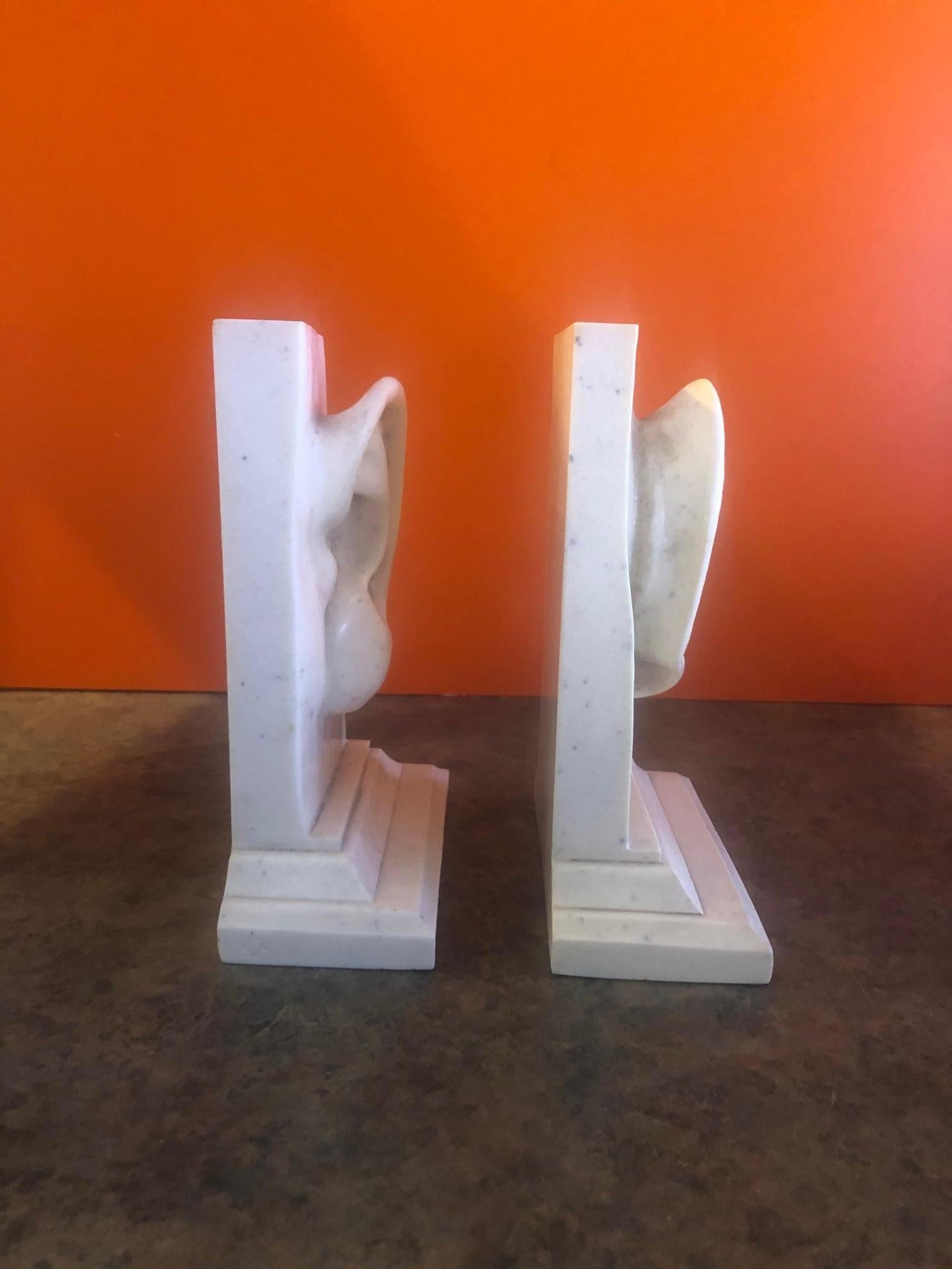 Ein Paar Pop-Art-Buchstützen aus Kunstmarmor „Ohr“ (20. Jahrhundert) im Angebot