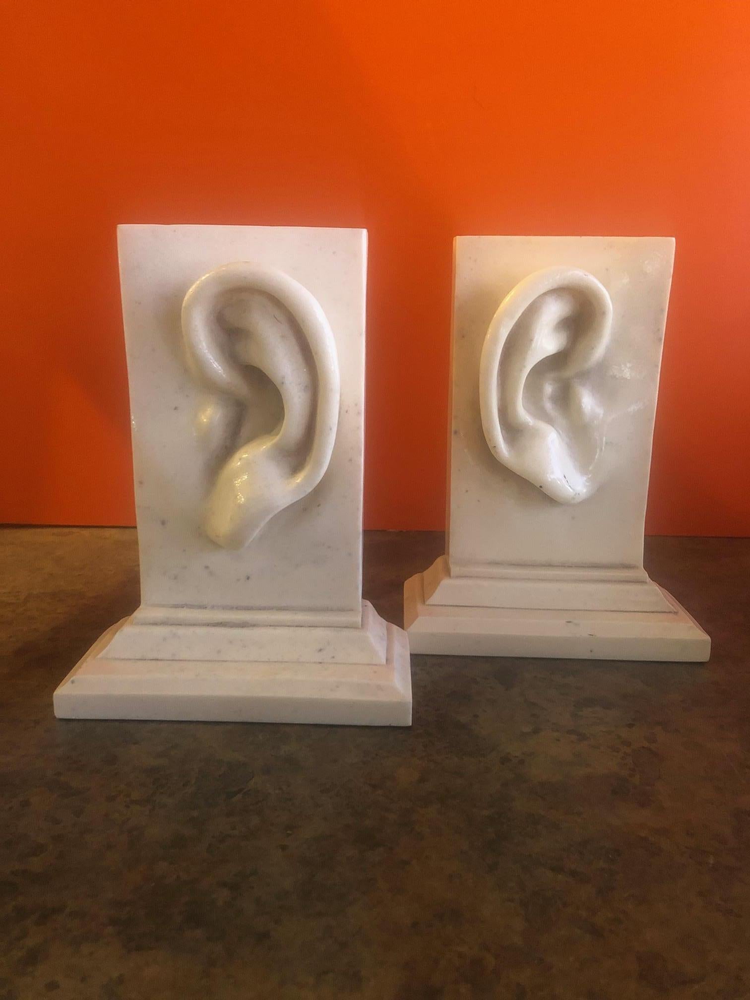 Ein Paar Pop-Art-Buchstützen aus Kunstmarmor „Ohr“ im Angebot 1