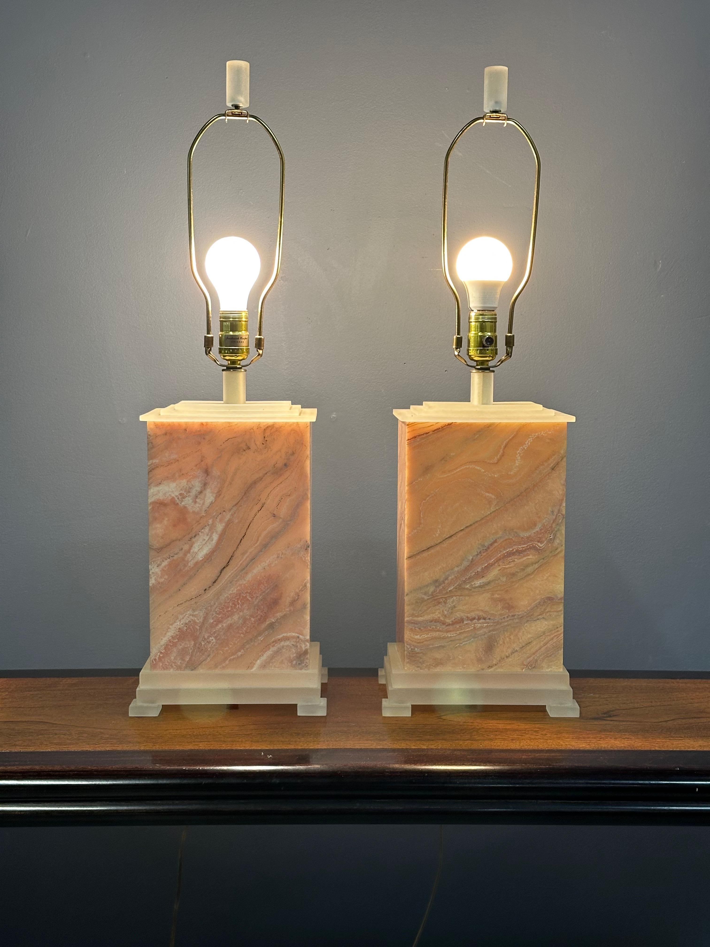 Pair of Faux Marble Table Lamps by Frederick Cooper, 1990 with Brushed Acrylic Regencia de Hollywood en venta