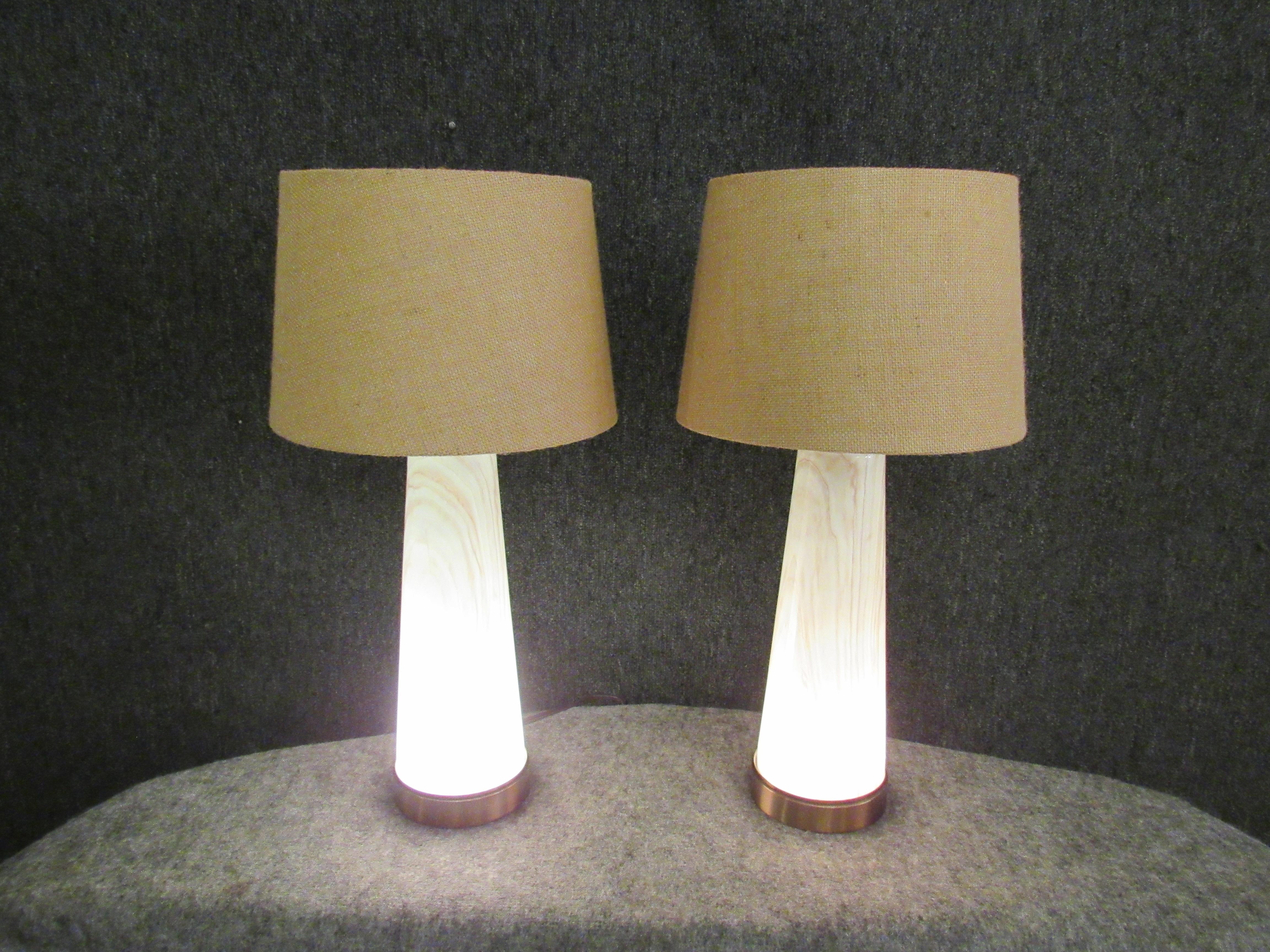 Moderne Paire de lampes de table en faux marbre avec bases lumineuses
