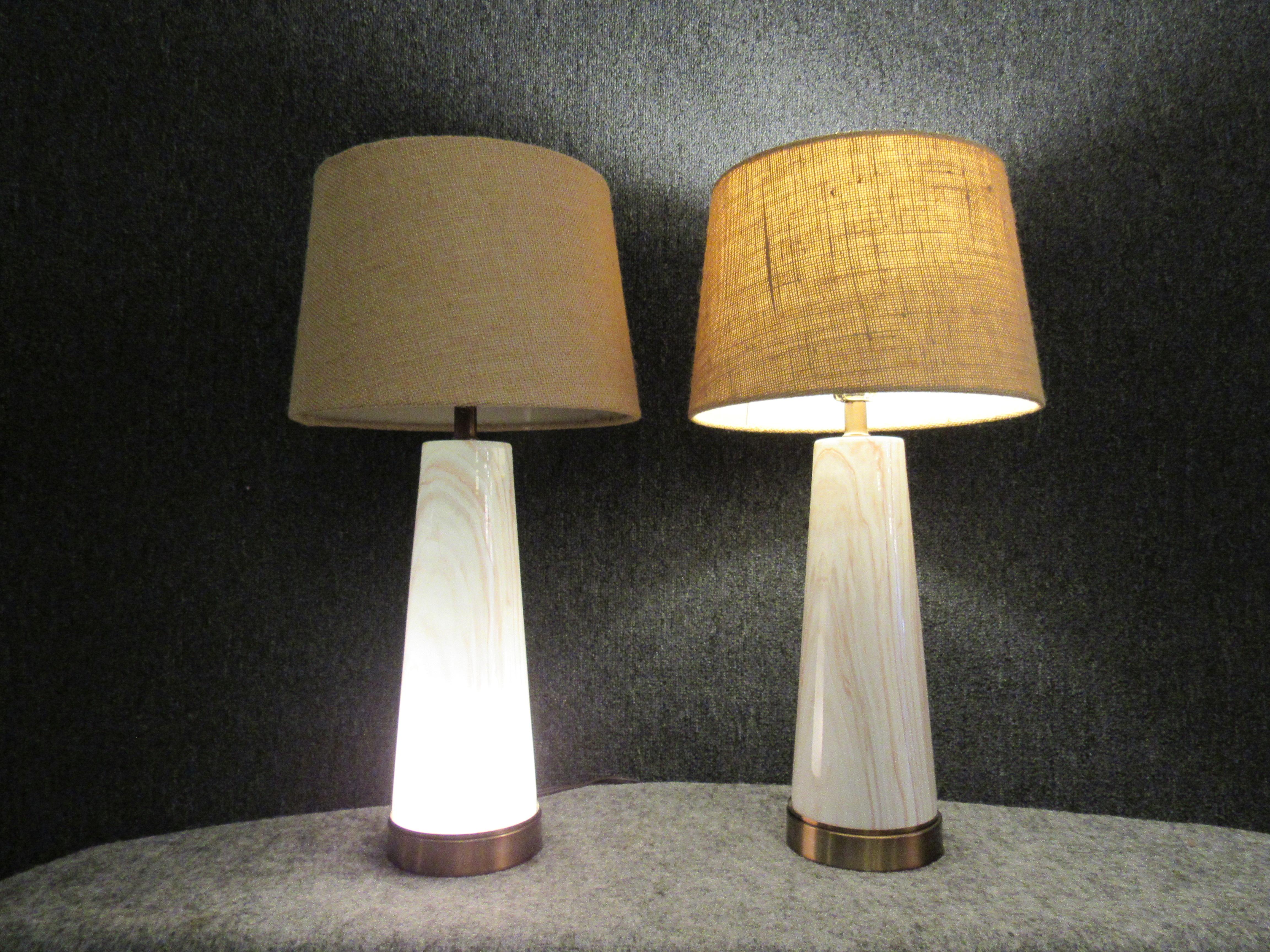 20ième siècle Paire de lampes de table en faux marbre avec bases lumineuses