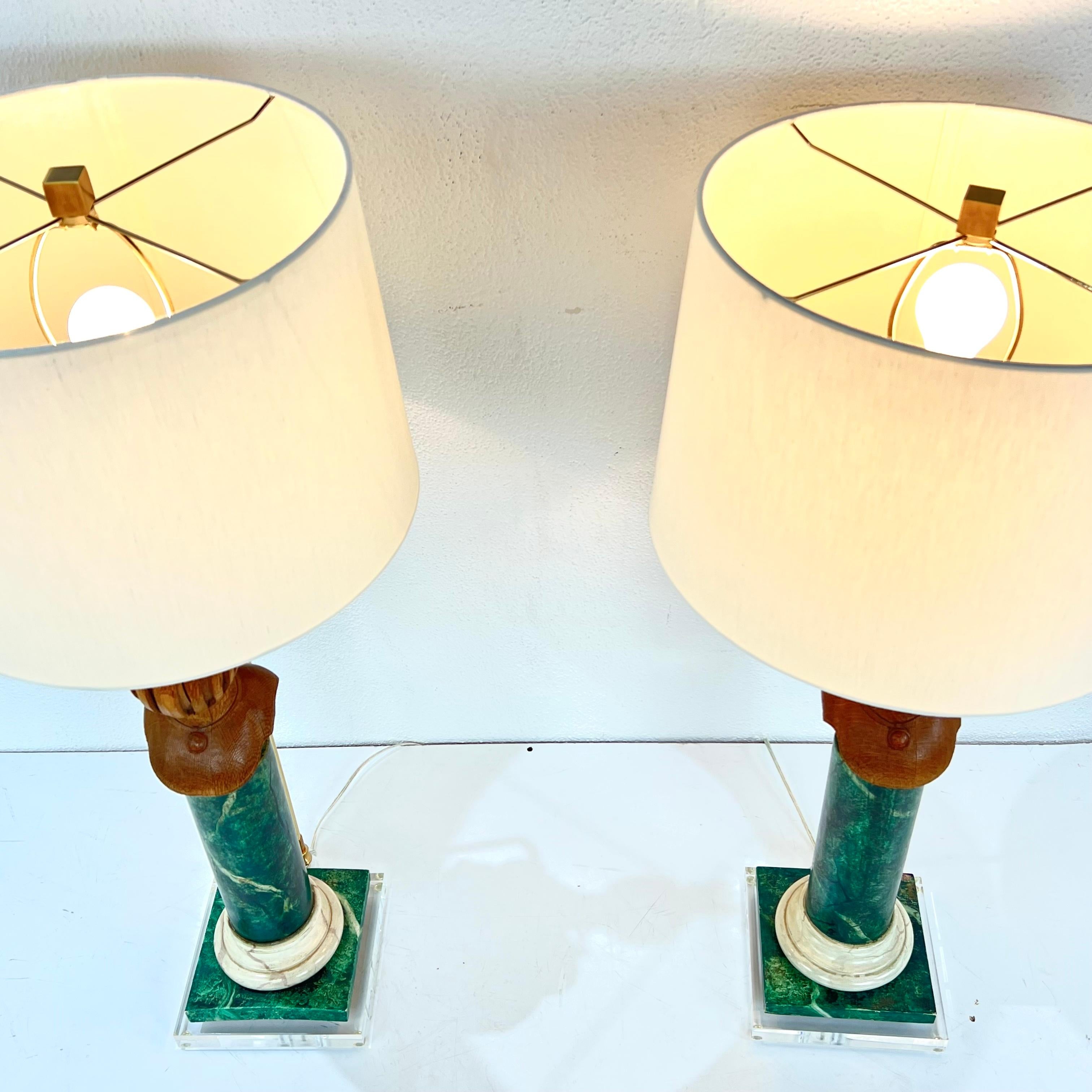 Coppia di lampade da tavolo neoclassiche francesi in finto marmo con teste di cavaliere intagliate e basi in lucite. Realizzato su misura da Jan Showers. Paralumi non inclusi.
7,5 