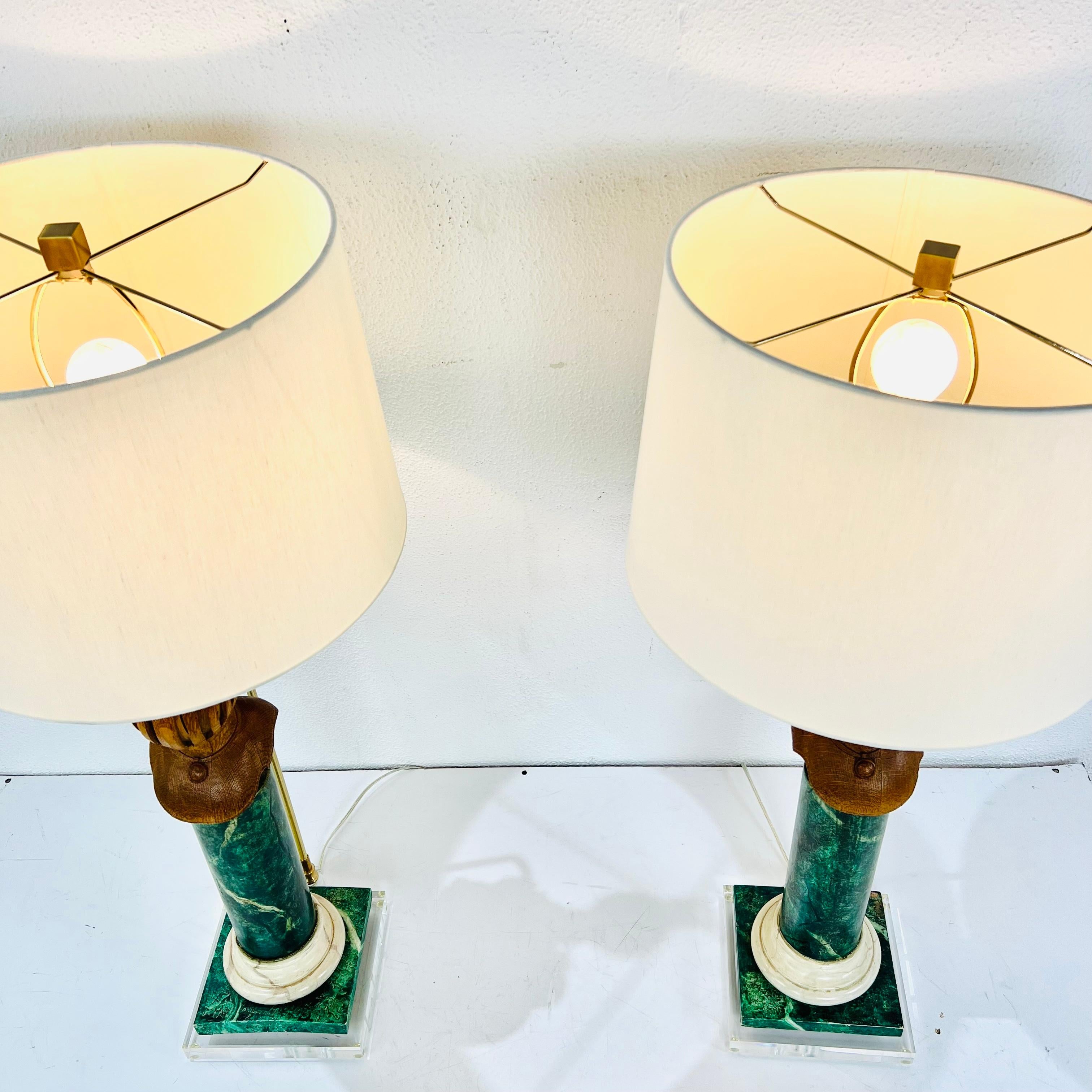Altro Coppia di lampade in legno finto marmo su basi in lucite in vendita